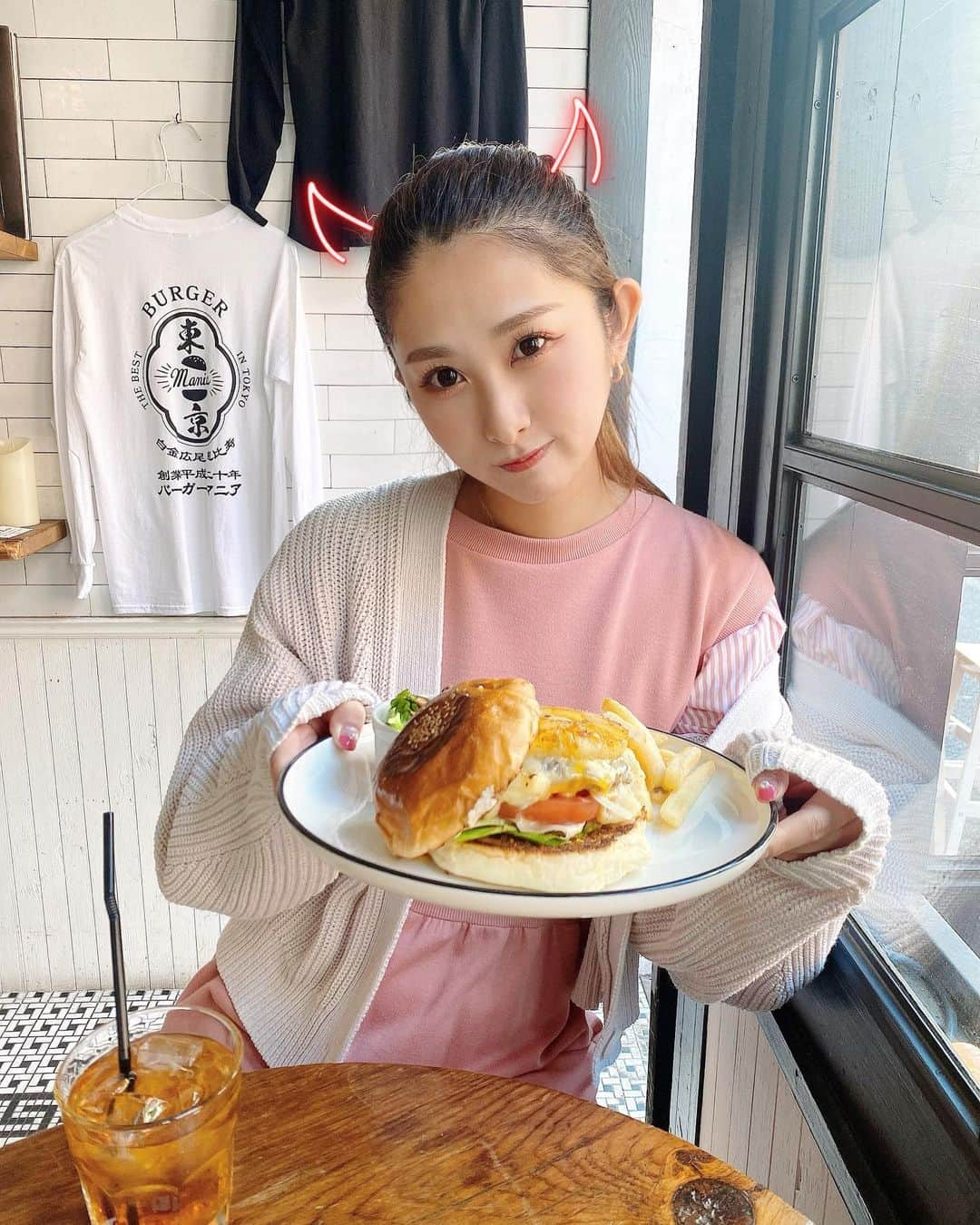 青野美沙稀さんのインスタグラム写真 - (青野美沙稀Instagram)「ずっと行ってみたかった バーガーマニア🍔☆  15周年記念ということで 15種のチーズを使ったバーガーを 食べましたっ🤭💞  濃厚チーズたっぷりでおいしかった🎵  あ！わたしはパイナップル🍍追加🧡笑  #バーガーマニア #burgermania #ハンバーガー #ハンバーガー部  #ハンバーガー屋 #恵比寿グルメ  #恵比寿ランチ #ランチ」4月5日 20時34分 - misaki_aono