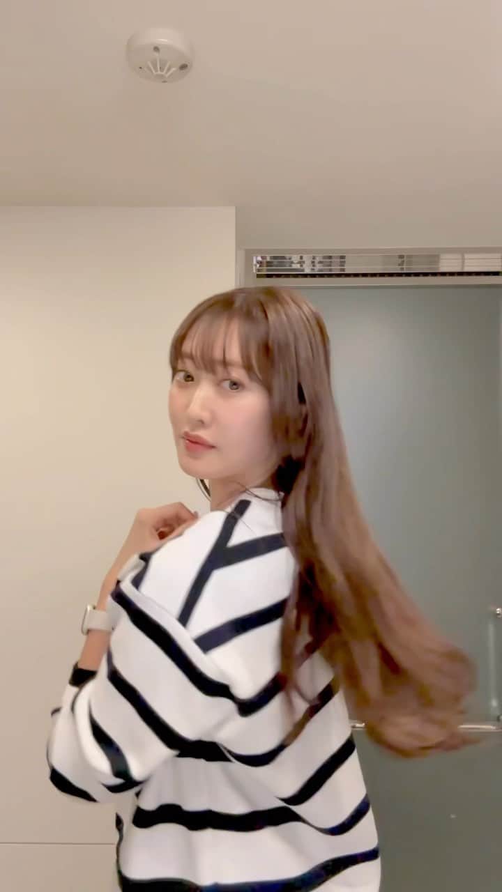 のインスタグラム：「普段のゆる巻きスタイリング 動画撮ってみた〜！  @laret_official のバームとオイル 良すぎて毎日使ってる☺️  バームはもうリピート3つめ🤍 香りも使用感も最高です！ 前髪と顔まわりにいい感じに抜け感がでる🙆‍♀️  オイルは、私は毛が細くて絡まりやすいので必需品です！  巻きが取れやすい毛なので 34mmのコテでしっかり目に巻いて ちょうどいいです☺️  最近前髪を久しぶりに 広めに多めに切ったから楽しい✂️  #ラーレ#Larét#ad#スタイリング#ヘアスタイリング」