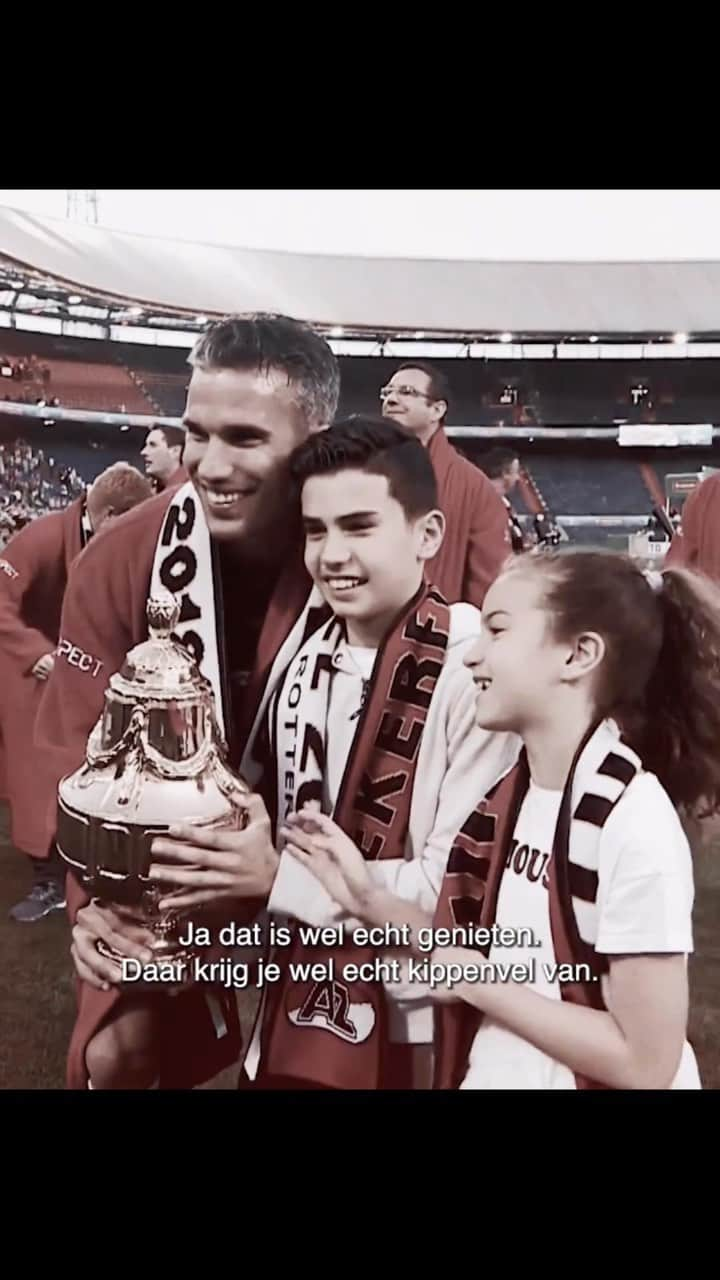 ロビン・ファン・ペルシのインスタグラム：「Een bekerwedstrijd, het is alles of niets..   Succes vanavond @feyenoord 🔥🏆! #TOTOKNVBBEKER」