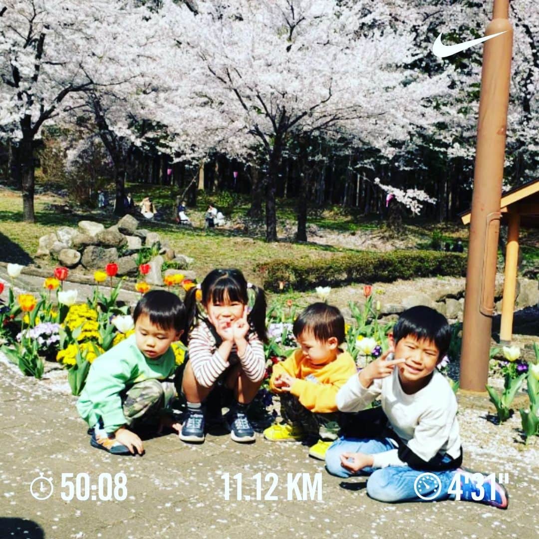 三田尚央のインスタグラム：「夜ラン‼️‼️(11kmリハビリラン😁✨✨)  今日も無理しない程度にラン‼️‼️ 最近モチベーションが上がらなくて10kmがやっとこ。けど、妥協しちゃうとそれになれちゃうから、心を鬼にして行ってきた(^^) それにしてもしんどいな。 季節の変わり目は苦手です(T-T)  31歳目標達成目指して頑張ります☀️ 積み重ね大事❗ 継続あるのみ(^^) 健康一番‼️‼️  可愛い子供達🎵 自慢の息子と娘‼️  日々成長❕ 日々挑戦❕ 日々感謝❕  #ランニング #目指せフルマラソン #日々成長 #日々挑戦 #日々感謝 #息子 #娘 #家族 #31歳 #instagram  #目標 #筋トレ #ダイエット #ストレッチ #トレーニング #メンタル #NIKE #ラン #夜ラン #フルマラソン #ハーフマラソン #頑張ります #笑顔 #ビール #サッカー #11kmラン #桜 #リハビリ #4月」