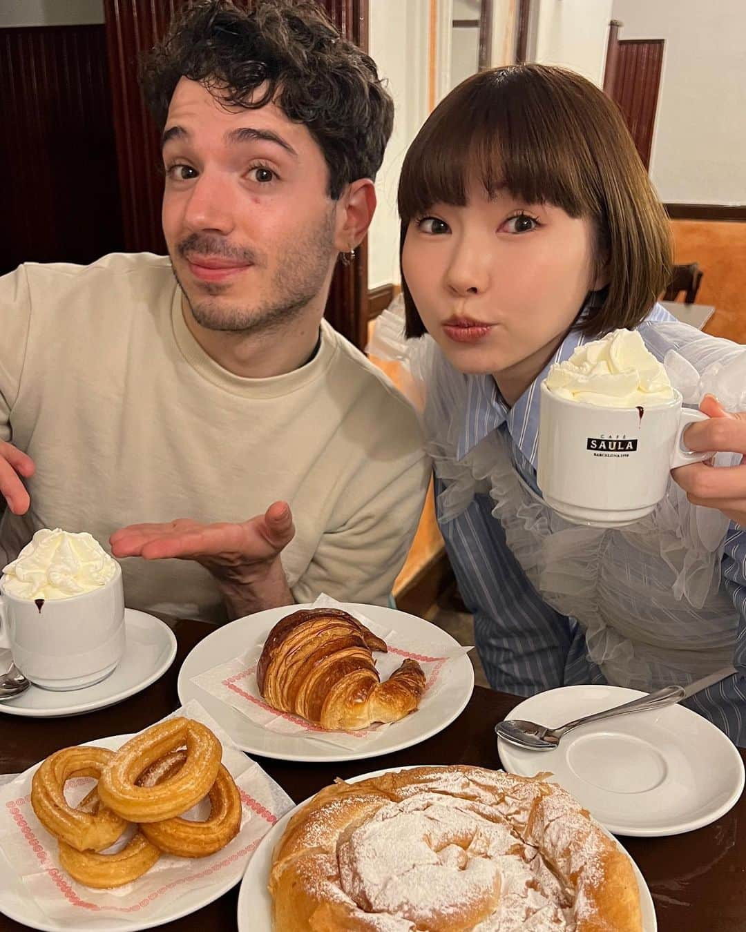 あさぎーにょさんのインスタグラム写真 - (あさぎーにょInstagram)「【旅レポ🇪🇸】まずSpainでのコーデ🍋　ハーフパンツにハマりそうな予感🍋♡  まずスペインで感動したのはココアとチュロス！！！！☕️  この喫茶店はいつか必ず行ってほしい！  日本のココアより チョコレートが濃厚でトロトロ！ そこにサクサクのチュロスをダイブさせたらもう、 頭がぶっ飛ぶおいしさ！  全ての悩みや疲れがぶっ飛ぶくらい！！！ クリームが只事ではないほどにまろやか🧁！！！  たくさん喫茶店はあるけど、 ここは現地の人も通う創業1941年の老舗の喫茶店で店内も可愛い！  この旅で、もう一度ココア＆チュロスを食べる！！！ 決めた！！！  そしてガウディ！！！！ カサバデュオ！！！！！！ 私はガウディについて詳しくなかったんだけど、めちゃくちゃに興味が湧いてきた！！！  サグラダファミリアが楽しみでしょうがない！！！！！  今回はPOPPYのグラフィックデザイナーのアルベルト氏の母国ということで、アルくんツアーです！  スペインの魅力を伝えるために沢山ナビゲートしてくれているので 皆んなも「行ってみたい❣️」と思ったら是非ハートくださいねっ💫  ※ストーリーのハイライトに行った場所まとめてます！  #スペイン旅行#バルセロナ#カタルーニャ #スペイン#海外旅行#旅行」4月5日 20時36分 - asagiinyo