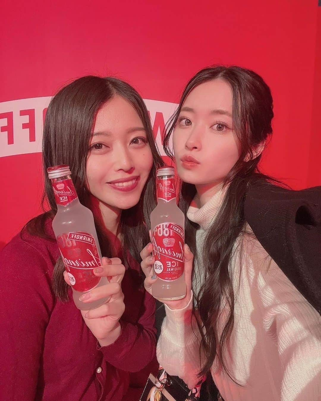 石倉侑芽のインスタグラム：「🌹  一夜限りのスミノフ主催スミノフナイトのローンチイベント【RED BOX】にご招待頂き行ってきたよ💋  会場が“スミノフレッド”に染められてて めちゃめちゃおしゃれな空間だった🥀  今年限定ラベルのスミノフアイス もう飲んだかな〜？❤️ イベントを楽しみながらスミノフ飲んで 最高の時間でした🤤❤️‍🔥  クレーンゲームを久しぶりにやったんやけど かわんこ1発でGETできてる中 わたしは何回やっても無理で…（笑） かわんこの指導のもとやっとゲットできました🥺🌹笑  スミノフってお酒苦手な子も おいしいーって言ってて飲みやすいイメージ🥺 私も久しぶりに飲んでおいしかった🌹  @smirnoff_jp ❤️ #スミノフナイト#REDBOX#スミノフ#スミノフ限定ボトル#sumirnoff#smirnoff_night#PR」