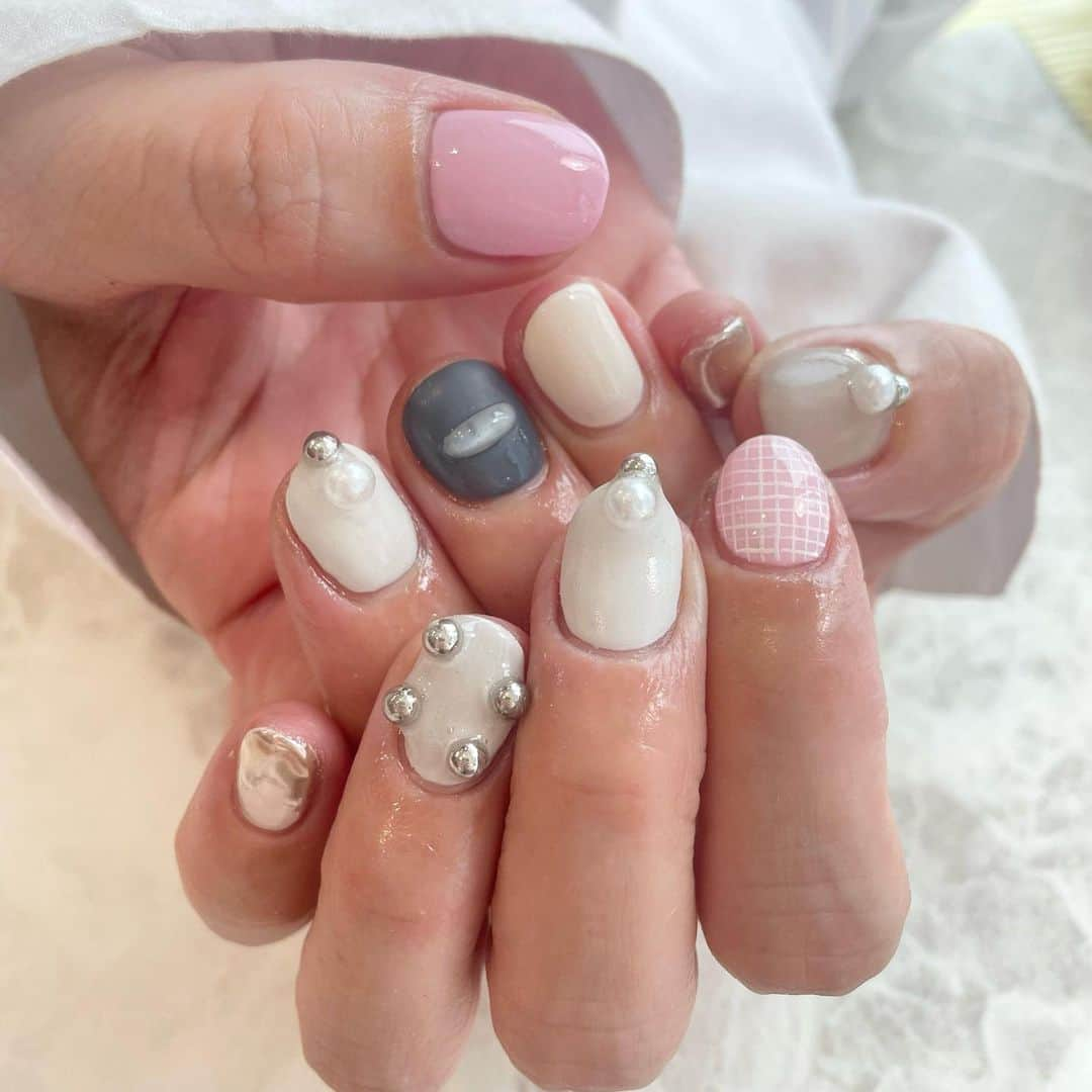 安村幸子さんのインスタグラム写真 - (安村幸子Instagram)「久しぶりにおひとり様で @menail1201 へ。。。💅  春nail💓💘 サクラ色を使って、こんなにもオシャレネイルにしてもらいました🌸💗 可愛すぎてニヤニヤがとまらない🎀❕  @menailuraeri 会いたかったなぁ🥹 #春ねいる🌸 #nail #menail #みぃねいる #オシャレネイル」4月5日 20時40分 - sachiko.y.523