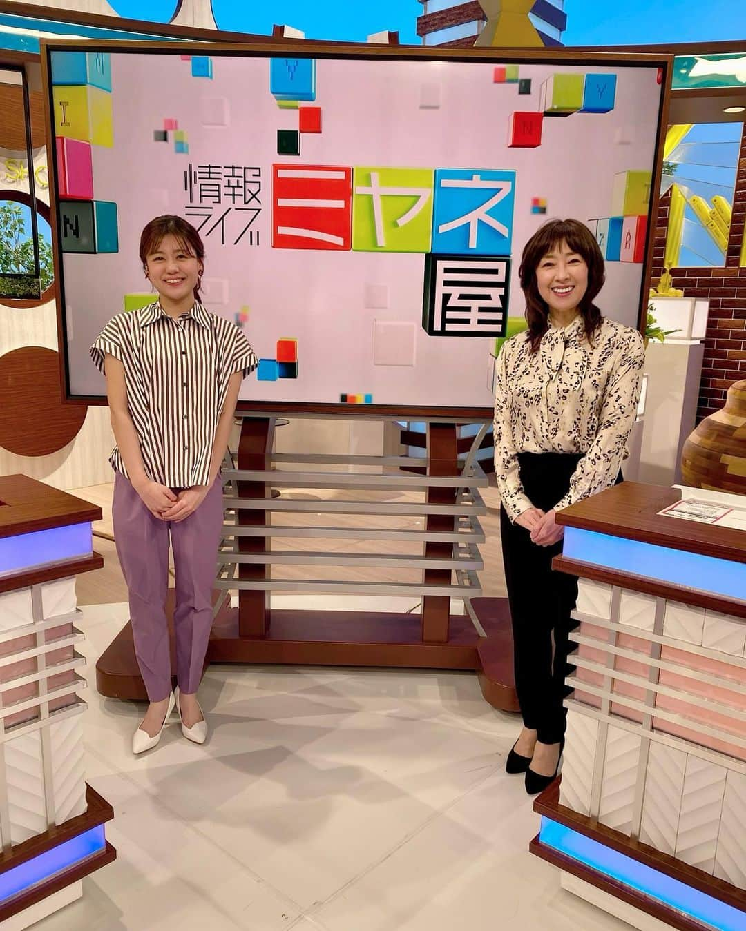 小西美穂のインスタグラム：「きょうは読売テレビの「情報ライブミヤネ屋」に出演しました。“ミホミホ”コンビの澤口実歩アナウンサー @miho_sawaguchi と♡いつも落ち着いた進行で助かっています。感謝。  今春からもミヤネ屋では毎週水曜日のコメンテーターとして出演しています。ぜひご覧ください！  #ミヤネ屋 #読売テレビ #実歩 #美穂 #ヒョウ柄  衣装 レポサードプリントブラウス @theory_luxe_official」