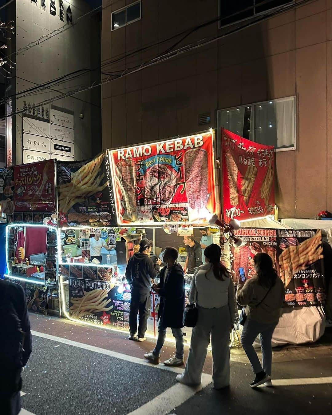 しょうきさんのインスタグラム写真 - (しょうきInstagram)「中目黒の夜桜🌸 ⁡ 今年も目黒川の桜でお花見できて幸せ！ 太陽が出ている日中の桜も素敵だけど、夜桜のライトアップされた桜もほんのりピンク色で美しくて綺麗だった🌙 ⁡ 桜を見ると春を感じられていいよね 牛タン串もカステラも食べれて大満足 ⁡ 桜に合わせて、DIORの花柄のニットで、ピンクと黄色、水色の少し淡い色味が好みで春先はこのニット一枚で沢山お出かけしたい🤴 ⁡ ⁡ #中目黒 #お花見 #目黒川 ⁡ #cherryblossom #目黒川の桜 #中目黒の桜 #目黒川お花見 #夜桜 #桜スポット #dior #diorhomme #diormen #kimjones #パールネックレス #パールピアス #パールリング #パールアクセサリー #メンズパール #ニットコーデ #春コーデ #春服コーデ」4月5日 20時44分 - shoki_h96