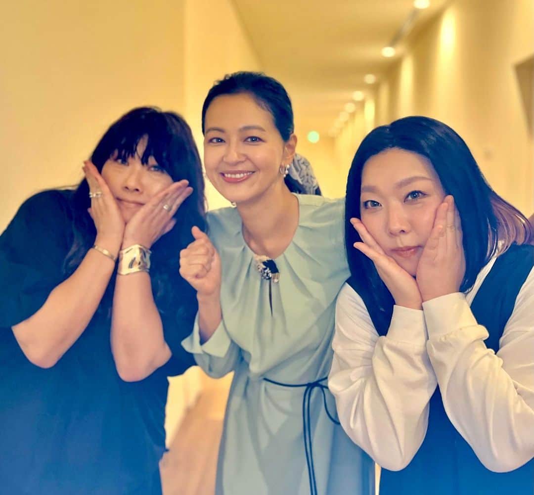 黒谷友香のインスタグラム：「皆さん、こんばんは🤗 明日、4月6日(木) 21:00~22:54 読売テレビ 「ダウンタウンDX」があるよ〜😙  スリーショットの海原ともこちゃん、やすよちゃん❣️ 私がデビューして間もない頃、ドラマでともこちゃんと共演したのがきっかけで、それから仲良いねん😁 いや〜、何年前よ（笑）時が経つのは早いねェ。 久しぶりに会えてめっちゃ嬉しかったナァ😊  ラストの写真はダウンタウンDXが読売テレビ本社での収録で帰りのタクシー待ってたら、目の前が大阪城ホール🏯！思わず撮ってしもた私。 高校時代、好きだった歌手が城ホール来る度に、 必死になってチケット取ってライブ行ってたなぁ〜って思い出して（笑）懐かしわぁ。  @domacimond  #ralphlauren#poloralphlauren#乗馬#馬#東京#tokyo#sdgs#ログハウス#着物#ハーブ#地球温暖化#ガーデニング#LOVOT #ラボット#mediaid#diy#日本#日産 #nissan#EV#日産ariya#ai#大鵬薬品工業#バップフォーレディ#エビス#プレミアムケアハブラシ#いち瑠#黒谷友香」