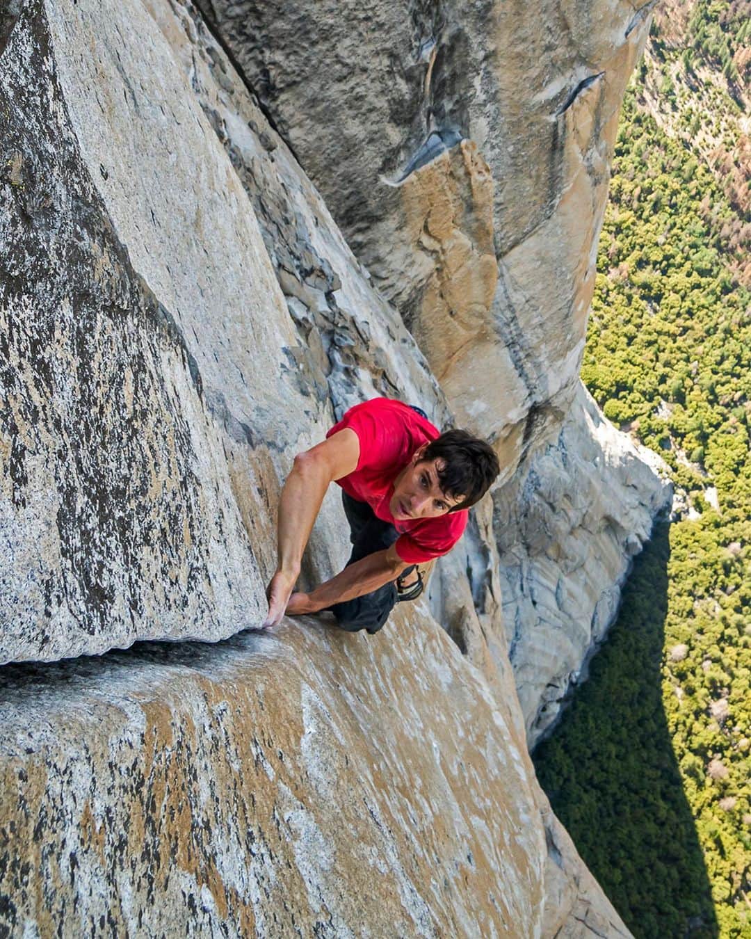 アレックス・オノルドのインスタグラム：「@climbinggold is back on April 28th! This season, we've got lots of incredible stories and discussions for you that range from moonboarding culture to paraclimbing to bolting ethics. Catch up on episodes on Spotify or wherever you find your podcasts.  #climbinggold  Photo 1 by @jimmychin and Photo 2 by @austin_siadak」
