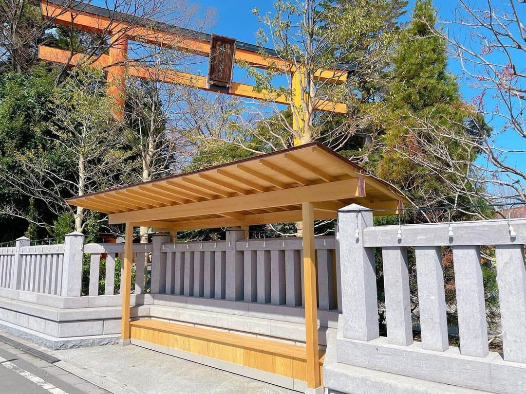 川越氷川神社さんのインスタグラム写真 - (川越氷川神社Instagram)「. 今回の境内整備にあたり、ご参拝の皆さまが安全かつ快適にお待ちいただけよう神社で路線バス待合所を建設しました。既に駅方面にご提供しているものと同様に屋根・ベンチ付きです。  #川越氷川神社 #東武バス #氷川会館  #埼玉 #川越 #バス停 #kawagoe」4月6日 7時35分 - kawagoe_hikawa