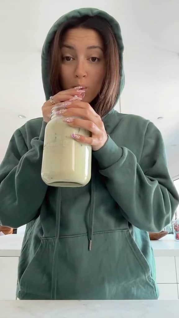 トーライ・ケリーのインスタグラム：「morning matcha ft. @frodomurillo & @dobbymurillo 🍵✨  ps. did u spot their tiny cameo in the missin u (more) music video?」