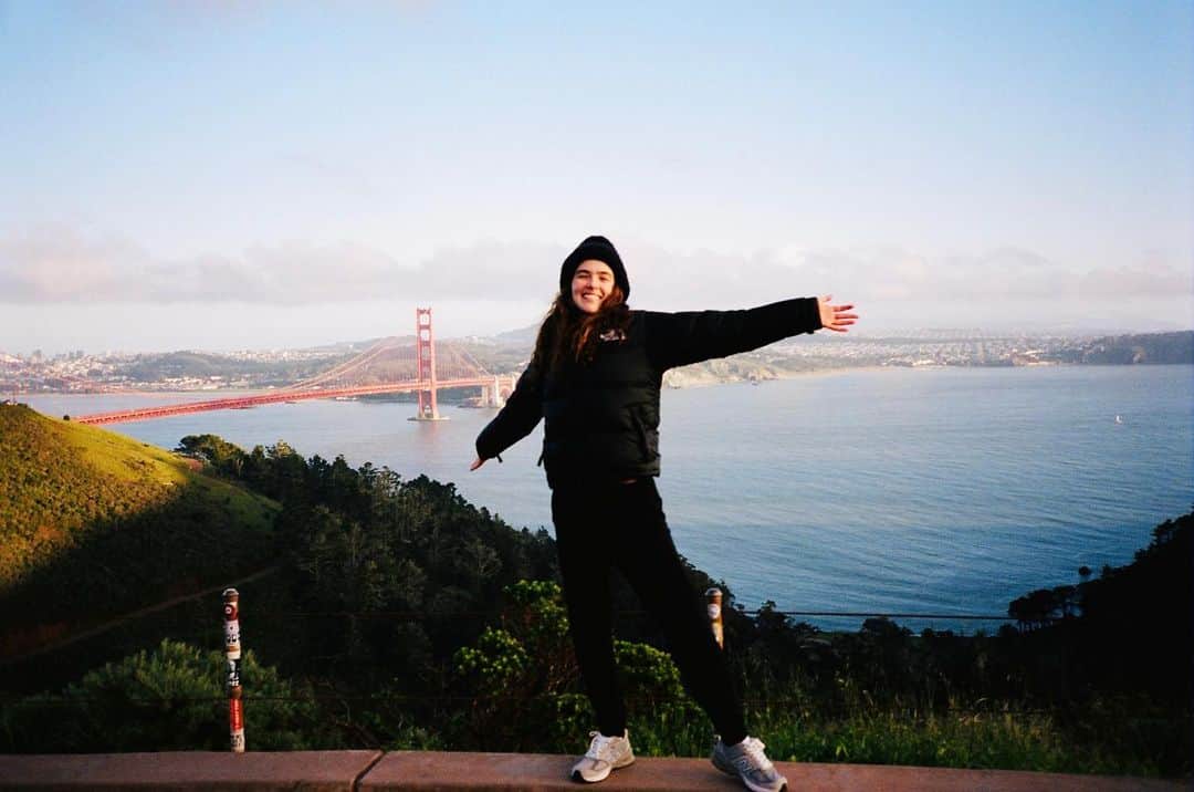 ゾーイ・ドゥイッチのインスタグラム：「feeling a whole lot of joy these days 🤍」