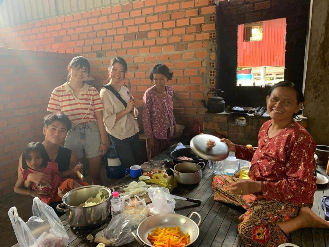 高橋歩さんのインスタグラム写真 - (高橋歩Instagram)「. . 【世界の子どもたちの夢を応援する旅！】 . この夏、最高のツアーが決定！ 参加者を募集するぜ！ . カンボジア・シェムリアップ。 . 最高に気持ちのいい日本人夫婦が、地元のみんなと溶け合いながら、創ってきたスクール＆ビレッジ「EARTH TREE」。 . ずっと、現地に行って、感じてみたかったんだ。 . キラッキラの瞳をした、かわいい子どもたちと、遊びまくったり、一緒に料理したり、楽しく過ごすのはもちろん、せっかくだから、自分の得意なことを活かして、一日先生をやってみない？  それぞれ、授業内容は自由だし、相談に乗るからさ。 . 自然の恵みを活かした竹建築のエコビレッジも見てみたいし、現地の子どもたちの遠足も兼ねて、みんなで一緒にアンコールワットも行けるし、楽しみ！ . さらに、このツアーの収益の一部は、オレが学長を務めるWORLD DREAM SCHOOLを通じて、世界の子どもたちの夢を応援する活動に使われるんだ。 . みんなで笑ったり、泣いたり、いろいろあるだろうけど、身体で、肌で、感性で、リアルを感じに行こう！ . いっぱい出逢って、いっぱい語ろう！ . 先着順なので、ピンと来た人は、早めにね！ . 【ツアー案内・申し込み】 https://wds.world/tour_cambodia2023Summer ▶オレのプロフィールページのリンクからも飛べるよ。  【主催 / WORLD DREAM SCHOOL】 https://wds.world <https://wds.world/> ▶オレのプロフィールページのリンクからも飛べるよ。 .  #WORLDDREAMSCHOOL #EARTHTREE」4月6日 7時39分 - takahashiayumu