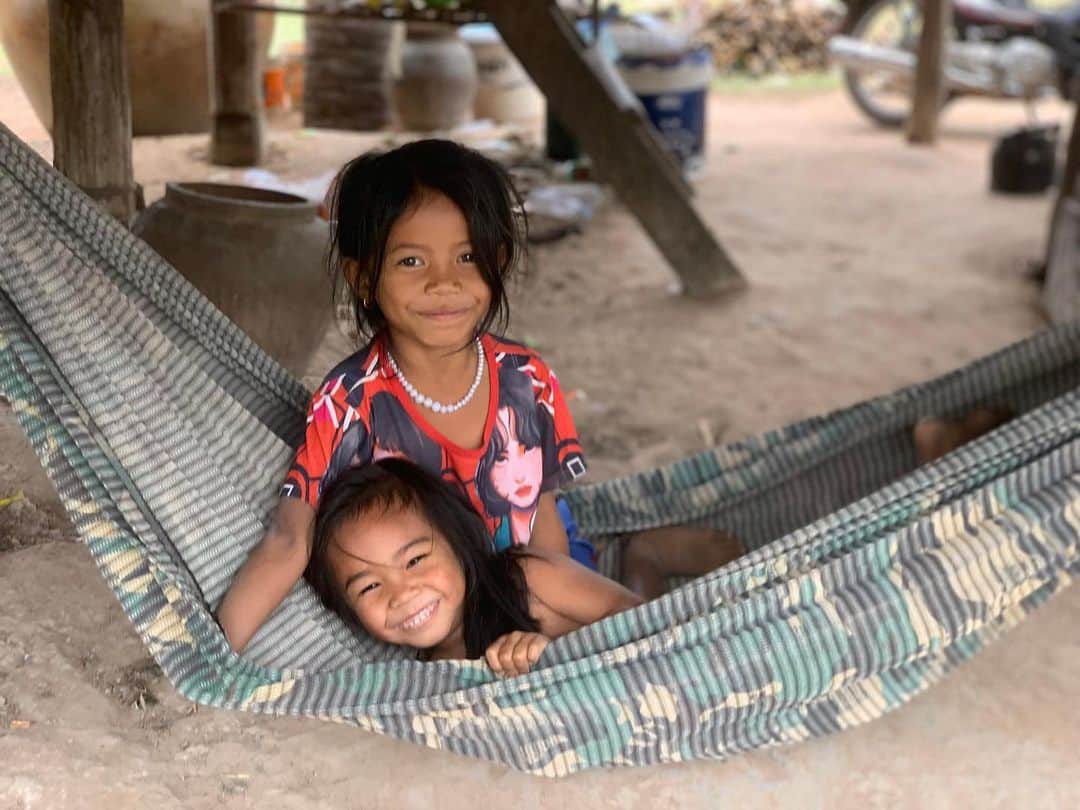 高橋歩のインスタグラム：「. . 【世界の子どもたちの夢を応援する旅！】 . この夏、最高のツアーが決定！ 参加者を募集するぜ！ . カンボジア・シェムリアップ。 . 最高に気持ちのいい日本人夫婦が、地元のみんなと溶け合いながら、創ってきたスクール＆ビレッジ「EARTH TREE」。 . ずっと、現地に行って、感じてみたかったんだ。 . キラッキラの瞳をした、かわいい子どもたちと、遊びまくったり、一緒に料理したり、楽しく過ごすのはもちろん、せっかくだから、自分の得意なことを活かして、一日先生をやってみない？  それぞれ、授業内容は自由だし、相談に乗るからさ。 . 自然の恵みを活かした竹建築のエコビレッジも見てみたいし、現地の子どもたちの遠足も兼ねて、みんなで一緒にアンコールワットも行けるし、楽しみ！ . さらに、このツアーの収益の一部は、オレが学長を務めるWORLD DREAM SCHOOLを通じて、世界の子どもたちの夢を応援する活動に使われるんだ。 . みんなで笑ったり、泣いたり、いろいろあるだろうけど、身体で、肌で、感性で、リアルを感じに行こう！ . いっぱい出逢って、いっぱい語ろう！ . 先着順なので、ピンと来た人は、早めにね！ . 【ツアー案内・申し込み】 https://wds.world/tour_cambodia2023Summer ▶オレのプロフィールページのリンクからも飛べるよ。  【主催 / WORLD DREAM SCHOOL】 https://wds.world <https://wds.world/> ▶オレのプロフィールページのリンクからも飛べるよ。 .  #WORLDDREAMSCHOOL #EARTHTREE」