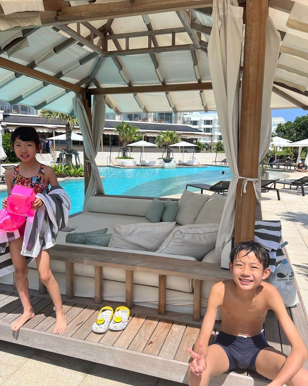 甘糟記子さんのインスタグラム写真 - (甘糟記子Instagram)「石垣島４日目の午後はホテルの目の前の真栄里ビーチ！！  @ana_ic_ishigaki_resort   ホテルから海へ抜ける道がハワイを思い出して好き\(//∇//)\  ここにきてやっとピーカンになったので、この日は海とプールで遊び尽くす！って決めてたんだ(≧∀≦)  まずはシュノーケル！  私は水中メガネで（笑）  子供達は水上アスレチックも参加して(๑>◡<๑) 私も去年はやったんだけど、イレギュラーな滑り方するから膝が怖くて（笑） ↑仕事で前十字靭帯を切ってしまって膝がぬけやすいの(＞人＜;)  なのでここはパパに任せて、私はゴロゴロ（笑）  この後はプールに移動！ カバナをレンタルしたので、日焼けを気にせずゴロゴロできる〜（笑）  とりあえず最初だけガッツリ泳ぎ、後半はカバナでドリンクとポテトでiPad(〃ω〃)  9枚目がめっちゃ現実な写真ね（笑） 姫も疲れてパパの携帯奪って横に来た（笑）  でも息子殿は最後まで泳いだり、ジャグジー行ったり、1人で満喫\(//∇//)\ 素晴らしい！  めいっぱい晴天の石垣島を楽しみました╰(*´︶`*)╯♡  #甘糟旅行石垣島#甘糟旅行#沖縄#家族旅行#春休み#息子殿姫#息子殿#姫#真栄里ビーチ#楽しかった#カバナ」4月6日 6時16分 - norihey924