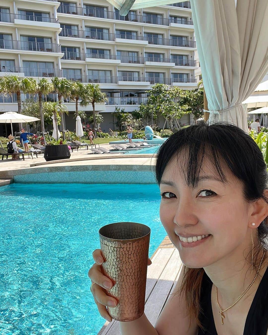 甘糟記子さんのインスタグラム写真 - (甘糟記子Instagram)「石垣島４日目の午後はホテルの目の前の真栄里ビーチ！！  @ana_ic_ishigaki_resort   ホテルから海へ抜ける道がハワイを思い出して好き\(//∇//)\  ここにきてやっとピーカンになったので、この日は海とプールで遊び尽くす！って決めてたんだ(≧∀≦)  まずはシュノーケル！  私は水中メガネで（笑）  子供達は水上アスレチックも参加して(๑>◡<๑) 私も去年はやったんだけど、イレギュラーな滑り方するから膝が怖くて（笑） ↑仕事で前十字靭帯を切ってしまって膝がぬけやすいの(＞人＜;)  なのでここはパパに任せて、私はゴロゴロ（笑）  この後はプールに移動！ カバナをレンタルしたので、日焼けを気にせずゴロゴロできる〜（笑）  とりあえず最初だけガッツリ泳ぎ、後半はカバナでドリンクとポテトでiPad(〃ω〃)  9枚目がめっちゃ現実な写真ね（笑） 姫も疲れてパパの携帯奪って横に来た（笑）  でも息子殿は最後まで泳いだり、ジャグジー行ったり、1人で満喫\(//∇//)\ 素晴らしい！  めいっぱい晴天の石垣島を楽しみました╰(*´︶`*)╯♡  #甘糟旅行石垣島#甘糟旅行#沖縄#家族旅行#春休み#息子殿姫#息子殿#姫#真栄里ビーチ#楽しかった#カバナ」4月6日 6時16分 - norihey924