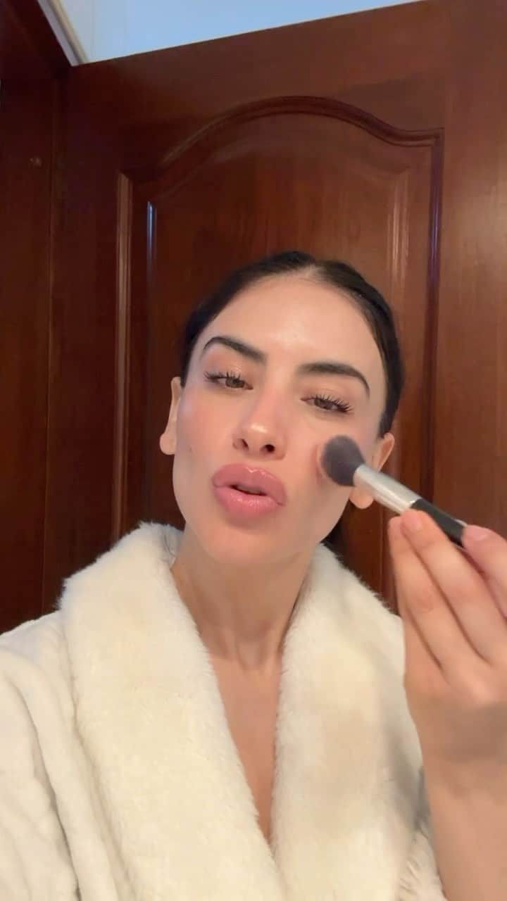 ジェシカ・セディールのインスタグラム：「Niñas ustedes que tanto me piden consejos de belleza y maquillaje! 👸🏻💋 Aquí les grabé un video muy orgánico y natural de mi skin care routine y mi maquillaje de diario! 🥰 Es increíble lo fresca, joven y natural que puedes verte solo con la ayuda de un cepillo de dientes!😁 Mírenlo y pónganlo en práctica! Si lo pones dentro de tu rutina de belleza NOTARÁS los cambios! 😍🫶💋🥳🥰」