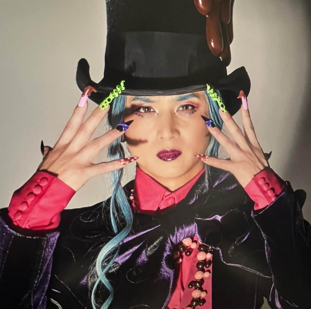 Mei Kawajiriさんのインスタグラム写真 - (Mei KawajiriInstagram)「Nails for @koichi.domoto_kd_j 🍫🍭🍩🍬 Japanese musical “Charlie and the chocolate factory “ 🍫🍩🍭 I grew up watching him in an idle group and I can’t believe this happen 🥹♥︎💕 Thank you for having me 💅 and big thx to @sho_konishi , @sebastian_masuda 🍭💕🍬」4月6日 6時20分 - nailsbymei