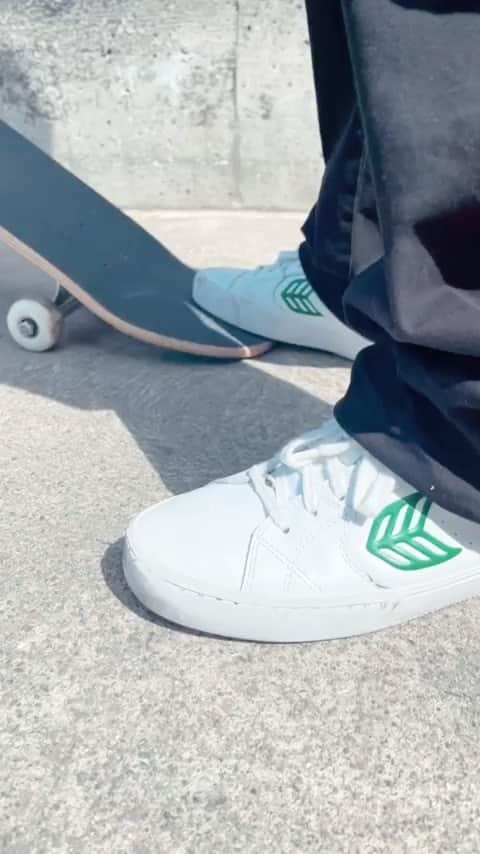 ケビン・ホーフラーのインスタグラム：「Felling good with my @cariumaskateboarding Salvas 👟🍃 #SkateboardingisFun」