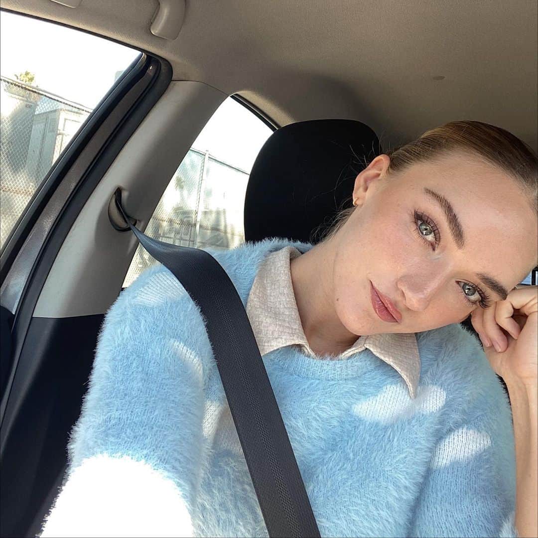 デイジー・クレメンタイン・スミスのインスタグラム：「Lately I’ve been studying female physiology and hormones as part of my obsession with feminine energy.  (I HIGHLY recommend “The Female Brain” by Louann Brizendine if anyone is looking for something to read or a better understanding of how females work).   What I’ve been interpreting from my studies is how feminine energy, like nature, is seasonal.   I see masculine energy as a hero’s journey - direction and constant evolution in the pursuit of destiny.    But the feminine - I see it fully present in the moment, and surrendering to the circumstance. Taking in what is being given, nurturing it and transforming it, and then sending it on its way back into the universe. Even transforming itself and adapting to be in flow with all of its surroundings. It’s in the flow that we are nurtured back by the universe.   I’ve seen this pattern in the phases females go though in their monthly cycle, and the phases embodied throughout their life. Youthful exploration, motherhood, and then reinvention into what calls to us next, etc. The pattern seems to exist on the micro and the macro.   Observing the seasonality has brought me so much more peace within myself and the ways my priorities have shifted. I would feel internal changes, and I used to be so concerned with how my old ambitions seemed to be wavering. I thought I was getting lazy or burned out. But really  listening to and honoring my body, hormonal shifts, and intuition has helped me to see that I’m just transitioning into a new season. And one day it will happen again. And again. And again.   And maybe my life will be less of a journey and more of a flow of reinvention.」