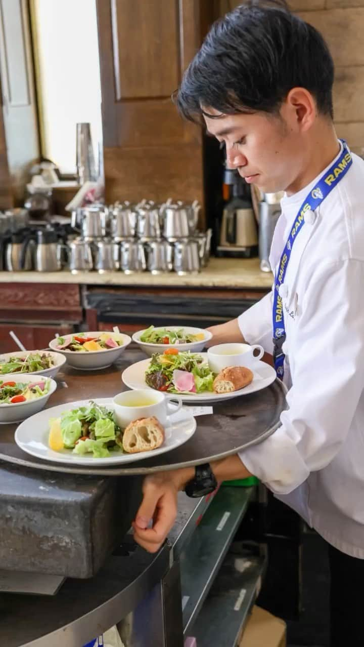 カフェ ラ・ボエムのインスタグラム：「お皿、何枚持てると思います？🍽️⁠結構筋力使ってますｗ⁠ How many plates can you hold at once while going down stairs? 💁⁠ ⁠」