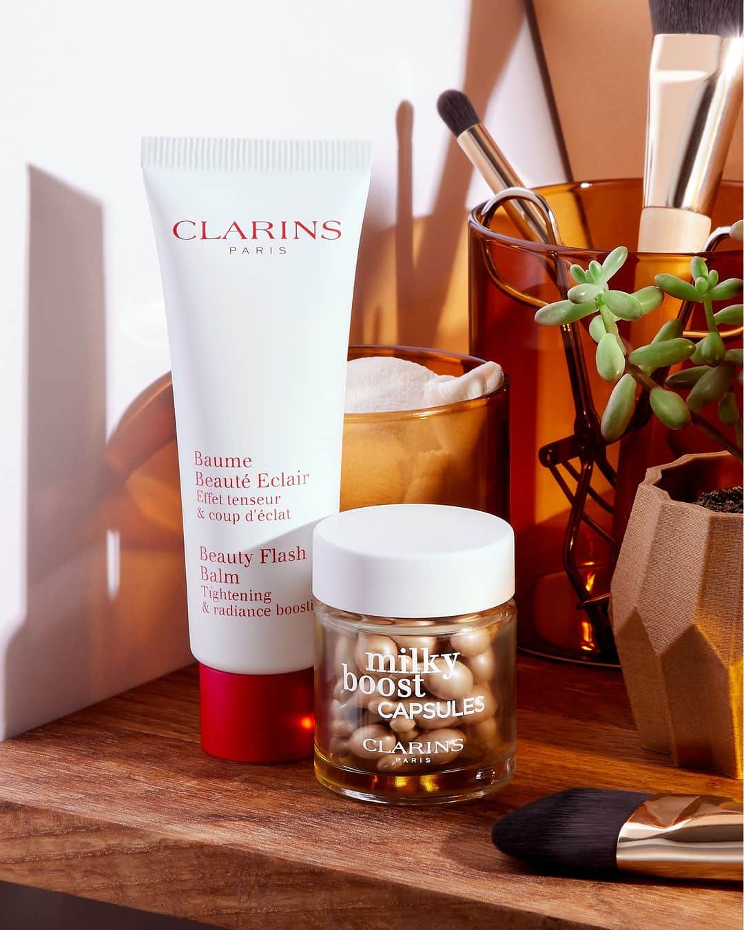 Clarins Canadaのインスタグラム：「Boost your complexion's radiance and erase signs of fatigue with our Beauty Flash Balm and Milky Boost Capsules.❤️  Beauty tip : layer the Beauty Flash Balm under your foundation for glowing skin. 🌟 __________ Donnez un coup d'éclat à votre teint et effacez les signes de fatigue avec notre Baume Beauté Éclair et nos Capsules Milky Boost. ❤️  Astuce beauté : appliquez le Baume Beauté Éclair sous votre fond de teint pour une peau rayonnante. 🌟 . . . #Clarins #BeautyRoutine #SkinCareTips #GlowingSkin #GlowyMakeup」