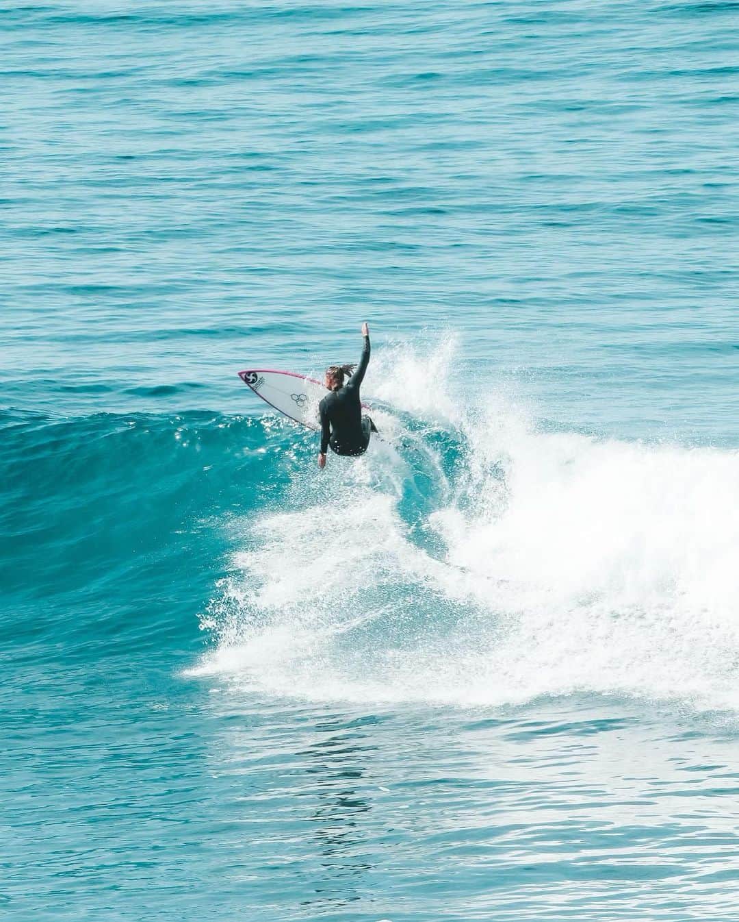 レイキー・ピーターソンのインスタグラム：「We are ON!!! Ripcurl Pro Bells Beach round 1 for both men and woman is on at Winkipop… let’s do this ⚡️⚡️⚡️ 🎥 @harrryleee」