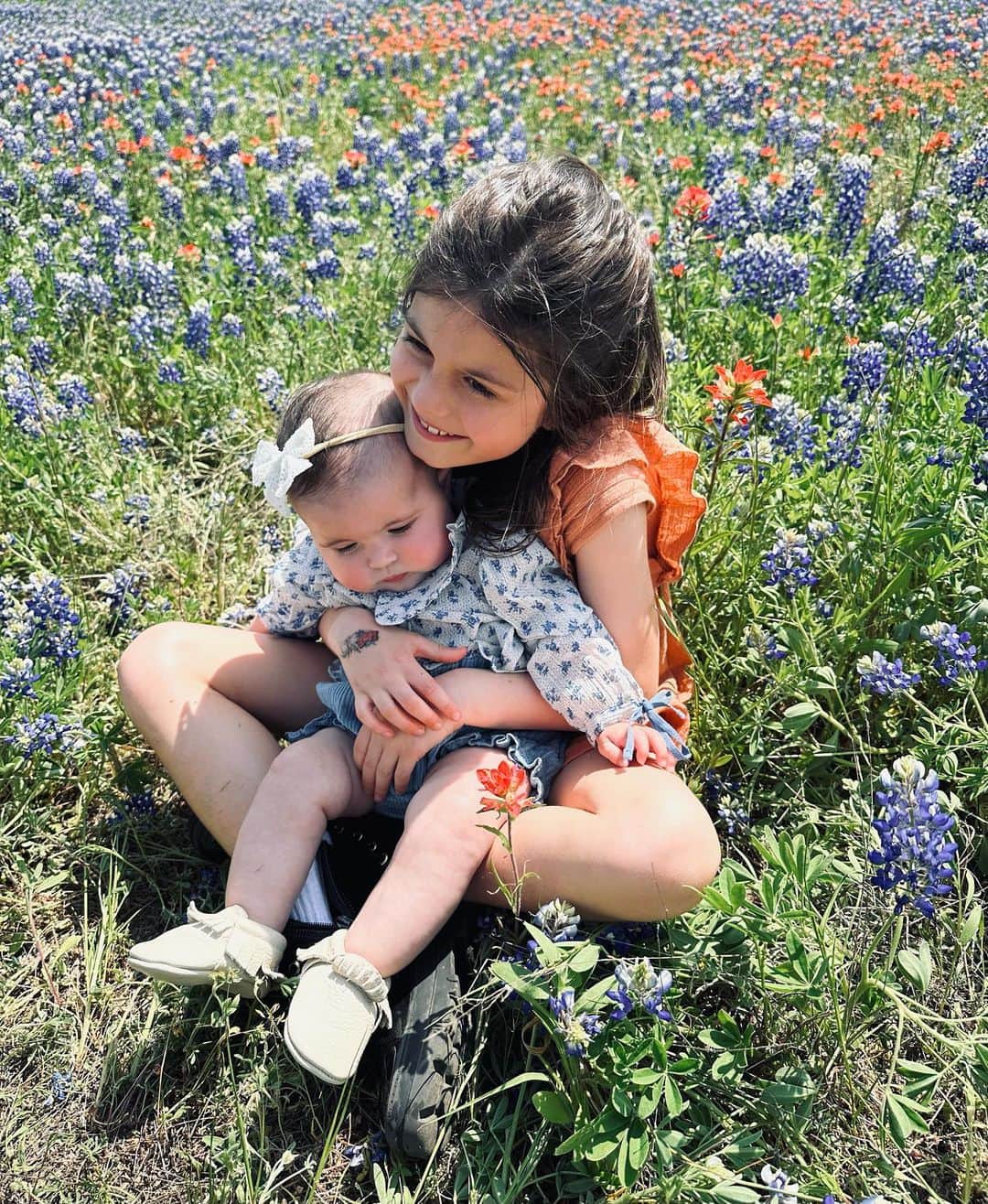 オデット・アナブルのインスタグラム：「This is the best we could do for the iconic Texas blue bonnet pic.」