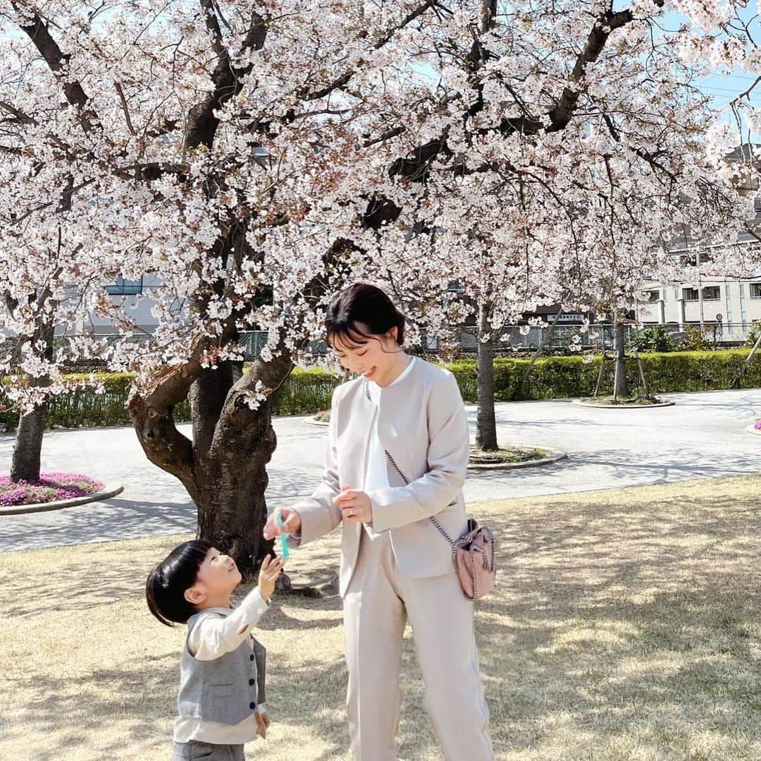 ayacasuさんのインスタグラム写真 - (ayacasuInstagram)「* * * 雨降って散っちゃう前に🌸 ばあばに撮ってもらったママと息子👩‍👦♡ * * もっと小さい時は何かあるごとに 泣きながら抱っこ〜がお決まりやったのに 転んでも自分で起き上がって 手についた砂を払って また元気に走り出す姿を見て 大きくなったなぁとしみじみ🥹 最近は自分でやりたいが強くて 手を繋ごうとしても たまに振り払われるのが切ない🥲← * * ゆっくりだった発語も 少しずつ出てくるようになって そんな言葉教えたっけ？って 言葉まで言うようになった😂 あっちいえー(あっちいけー) べー😜とか言ってくるしwww 大変な時期でもあるけど 毎日新しい成長を見せてもらえて ママは幸せです🥰🥰 * * #入園式 #入園式コーデ  #入園式ママコーデ  #満3歳児クラス  #2歳児クラス  #2歳男の子 #男の子ママ  #男の子コーデ  #むすこーで  #フォーマル #フォーマルコーデ  #ママコーデ  #低身長コーデ  #幼稚園 #幼稚園ママ  #幼稚園準備  #幼稚園児  #イヤイヤ期  #イヤイヤ期真っ只中  #癇癪 #魔の2歳児 #桜 #花見 #ママと息子  #ゆうひスマイル」4月6日 7時11分 - ayk0723