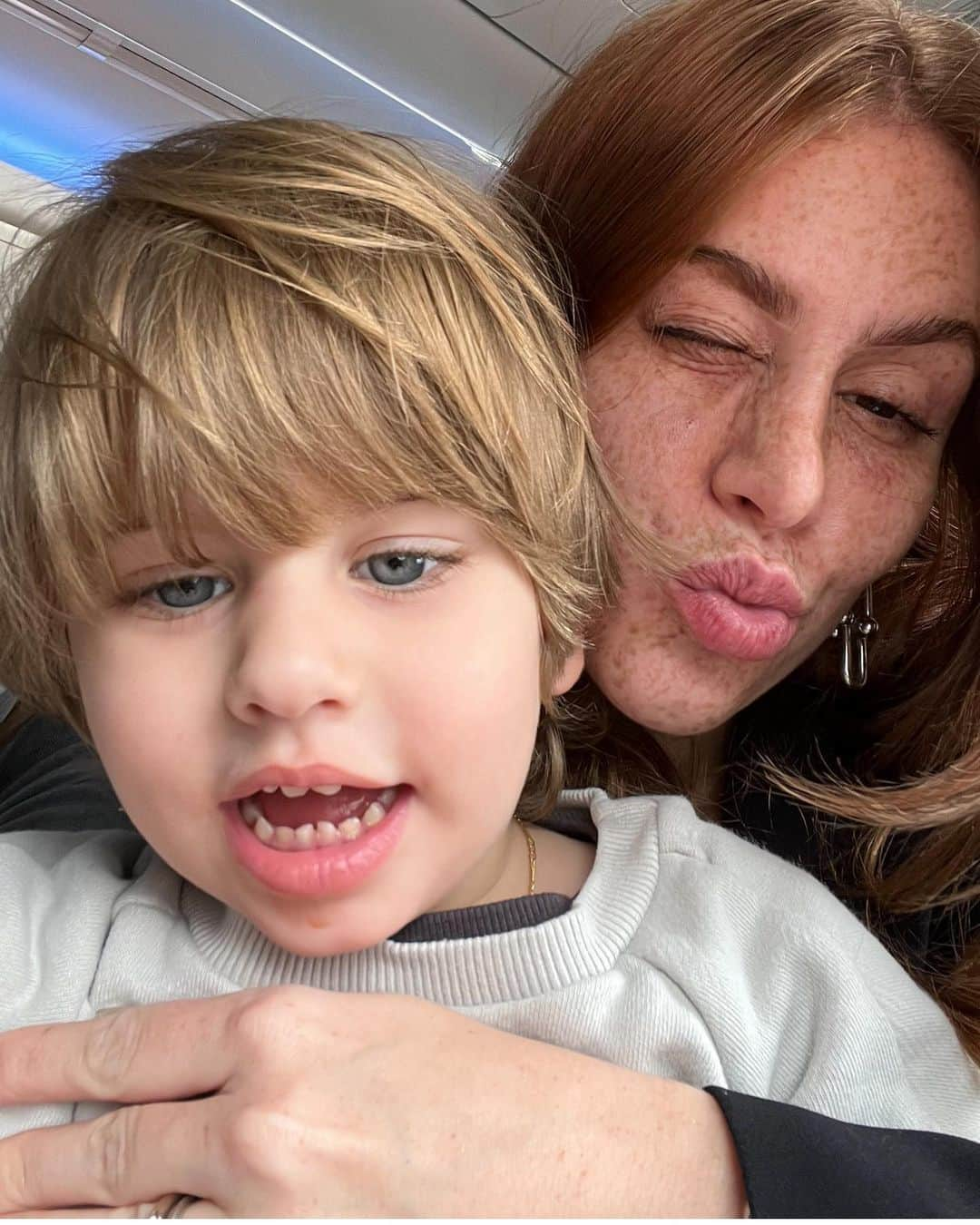 マリ・マリアさんのインスタグラム写真 - (マリ・マリアInstagram)「3 anos voaram de uma forma tão linda e única! Filho, hoje, após exatos 3 anos do seu nascimento, devo tanto a você, meu arianinho forte e super carinhoso, que entrou na minha vida como um furacão, recolhendo toda a minha atenção e energia, com você aprendi que existe alguém com mais energia e intensidade do que eu 😹( nunca achei que iria conhecer alguém pra me cansar) obrigada filho por me ajudar a superar o que um dia eu fui, obrigada por me ensinar a ser uma boa mãe a cada dia, obrigada por deixar eu ser uma grande telespectadora do seu espetáculo, eu te amo ontem, hoje e sempre! Hoje te desejo as benção de Deus, e a maior felicidade do mundo! Moooomy te amo ao infinito e além 😍」4月6日 7時13分 - marimaria