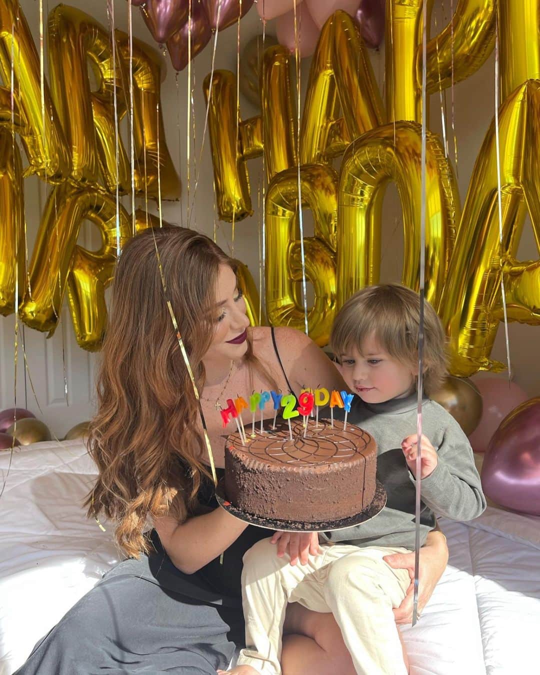 マリ・マリアのインスタグラム：「3 anos voaram de uma forma tão linda e única! Filho, hoje, após exatos 3 anos do seu nascimento, devo tanto a você, meu arianinho forte e super carinhoso, que entrou na minha vida como um furacão, recolhendo toda a minha atenção e energia, com você aprendi que existe alguém com mais energia e intensidade do que eu 😹( nunca achei que iria conhecer alguém pra me cansar) obrigada filho por me ajudar a superar o que um dia eu fui, obrigada por me ensinar a ser uma boa mãe a cada dia, obrigada por deixar eu ser uma grande telespectadora do seu espetáculo, eu te amo ontem, hoje e sempre! Hoje te desejo as benção de Deus, e a maior felicidade do mundo! Moooomy te amo ao infinito e além 😍」