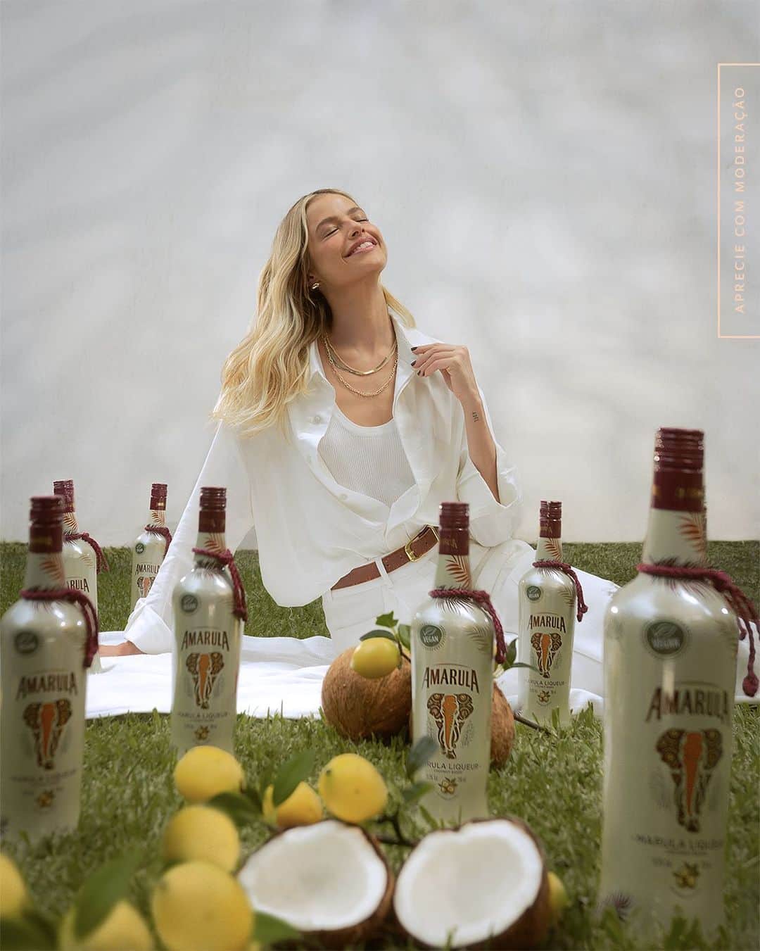 アガサ・モレイラのインスタグラム：「A minha bebida favorita do momento tem muito sabor e uma refrescância indescritível.   É claro que estou falando da Amarula Vegan, que é um licor vegano da @amarula_brasil feito com coco e fruto de marula.   Eu já provei e aprovei. Agora é com você, garanta a sua e descubra um novo mundo de sabor e cremosidade como você nunca viu!   Surpreenda-se com todo sabor da nova Amarula Vegan.  Aprecie com moderação. Não compartilhe com menores de 18 anos.  #publi」