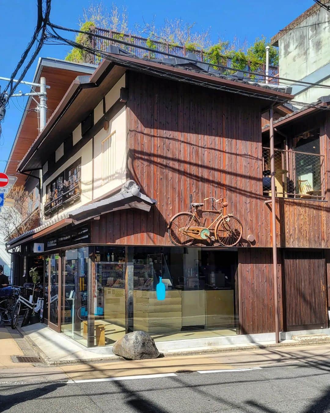CAFE-STAGRAMMERさんのインスタグラム写真 - (CAFE-STAGRAMMERInstagram)「A blue bottle coffee shop that renovated a traditional wooden townhouse(MACHI-YA) in Kyoto. 昔から、六角通りは意外と好きでした♪  #京都 #烏丸御池 #☕ #京都カフェ #烏丸御池カフェ #ブルーボトルコーヒー京都 #ブルーボトルコーヒー #bluebottlecoffee #bluebottle #bluebottlecoffeekyoto #ブルーボトルコーヒー京都六角 #cafetyo #kyotocafe #cafe #咖啡店 #咖啡廳 #咖啡 #카페 #คาเฟ่ #Kafe #kyoto #coffeeaddict #カフェ部 #cafehopping #coffeelover #カフェスタグラム #instacoffee #instacafe #京都カフェ部 #sharingaworldofshops」4月6日 7時17分 - cafetyo