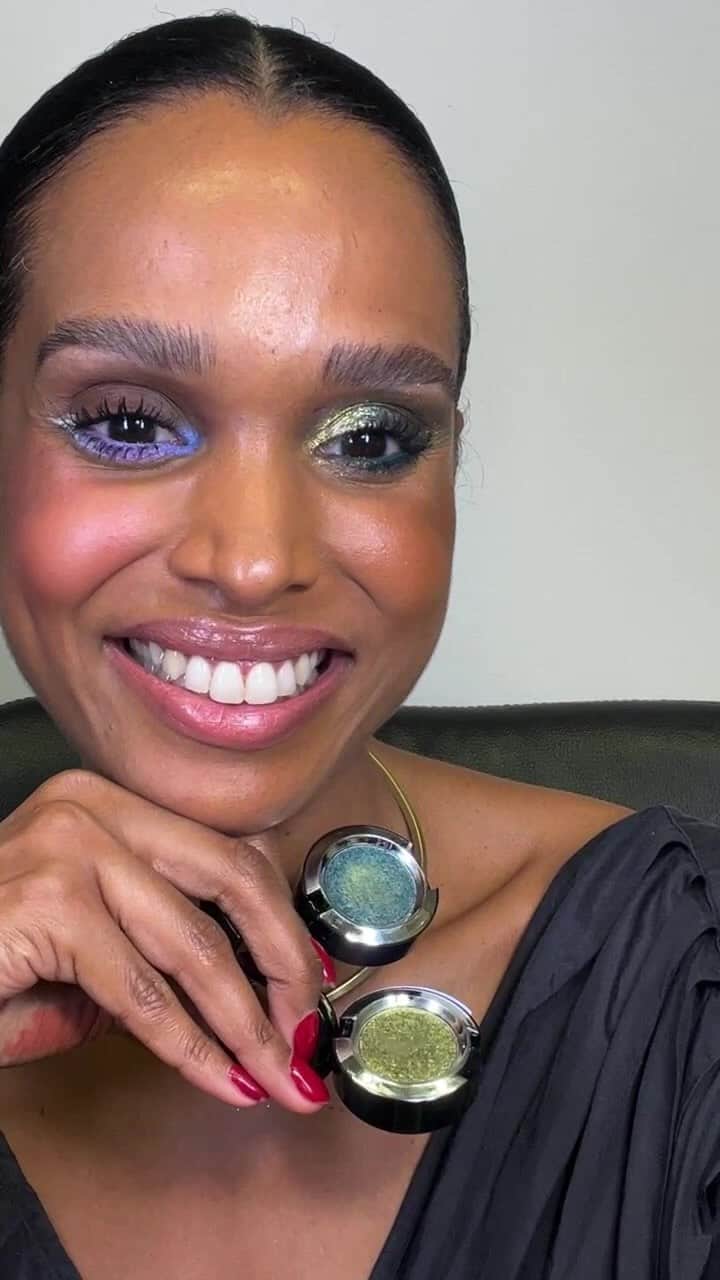 M·A·C Cosmetics BRのインスタグラム：「Mais tendência de passarela e muitas dicas com a Artista Nacional @katiaraujomakeup. Vem assistir essa live e ficar por dentro das Trends.  #maccosmeticsbrasil #mactrend   Produtos usados:   Look 1  Lápis Delineador Colour Excess Gel Pencil Commitment Issues | Pertetual Shock | Incorruptible   Paleta Arti Library Nude Model  Glow Play Blush No Shame!  Batom Cremesheen Peach Blossom  Lápis de Boca Spice   Look2  Sombra DazzleShadow Extreme Emerald Cut | Joie de Glitz  Sombra Líquida Dazzle Shadow Flash and Dash  Paleta de Corretivo Concel and Correct Dark Batom Lustreglass Femmomenon」