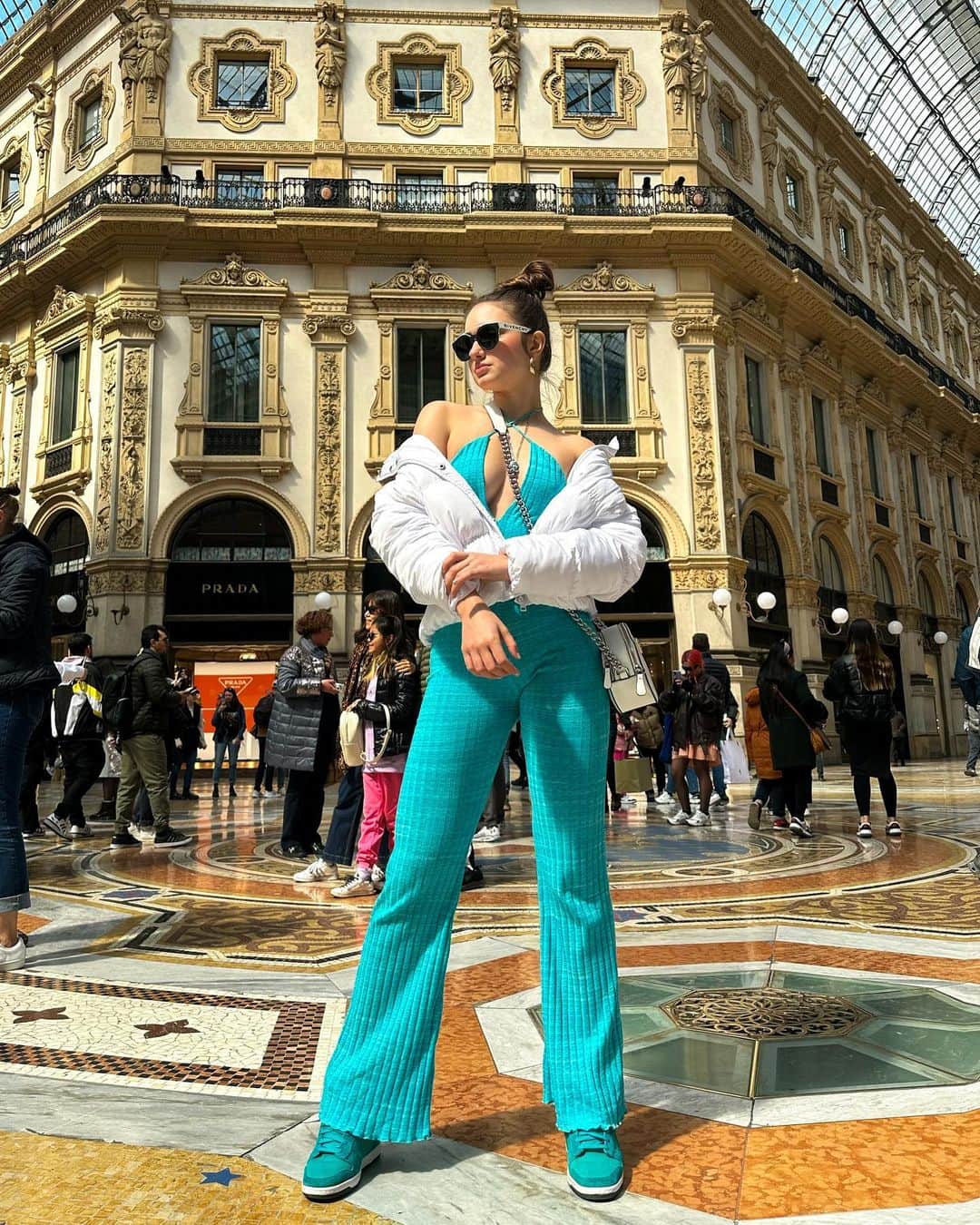 ニコルのインスタグラム：「Mais um dia no “MilanMall” 🤣❤️ Os suíços usam o termo MilanMall para se referir a Milão. Como a Suíça não é um país conhecido para fazer compras, os suíços preferem guardar seus salários e gastar em compras na Itália já que o Franco suíço é mais valorizado que o euro!!」