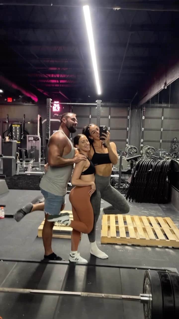 Danielle Robertsonのインスタグラム：「Already missing training at Glute Lab with @bretcontreras 👑 This was a pre StrongLifting meet workout, practicing the lifting cues and convincing Bret to let me lift heavy shit close to the comp 😂」