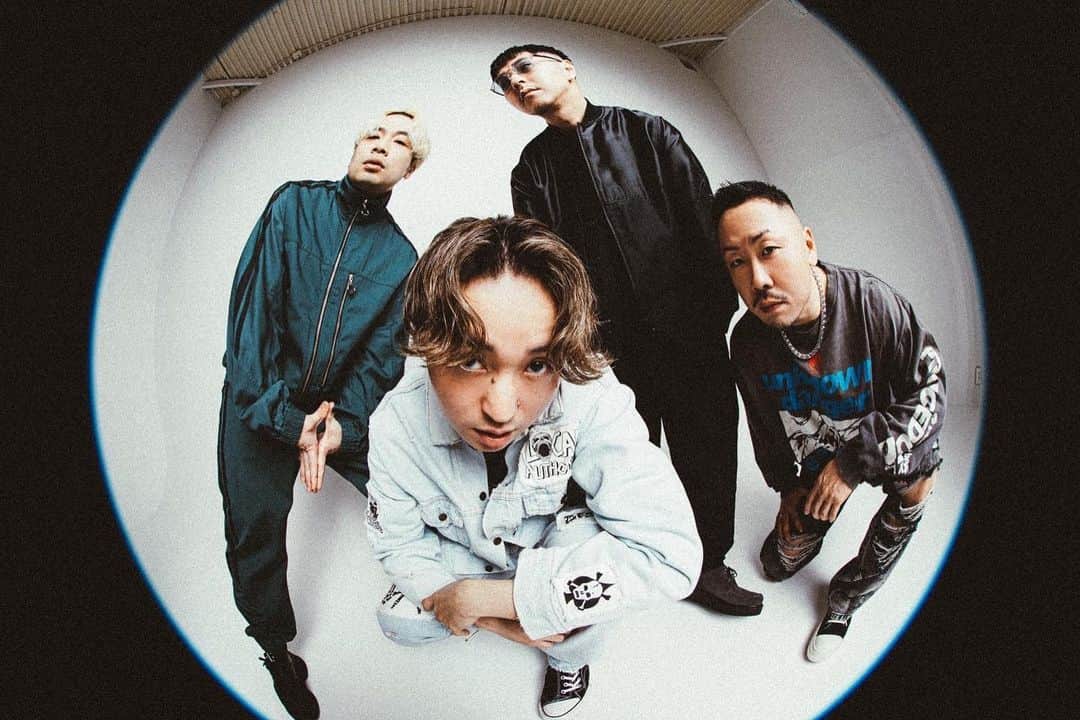 AG（エイジ）のインスタグラム：「👏👏👏 . . 📸 by @jessekojima  @noisemaker_official  『ROAD TO 20TH ANNIVERSARY ZEPP TOUR』開催に伴い、最新アー写公開！  Photo by jessekojima   ▼KITAKAZE ROCK FES.2023 チケットはこちら http://kitakazerockfes.com  ▼Zepp TOUR先行受付はこちら https://w.pia.jp/t/noisemaker/」