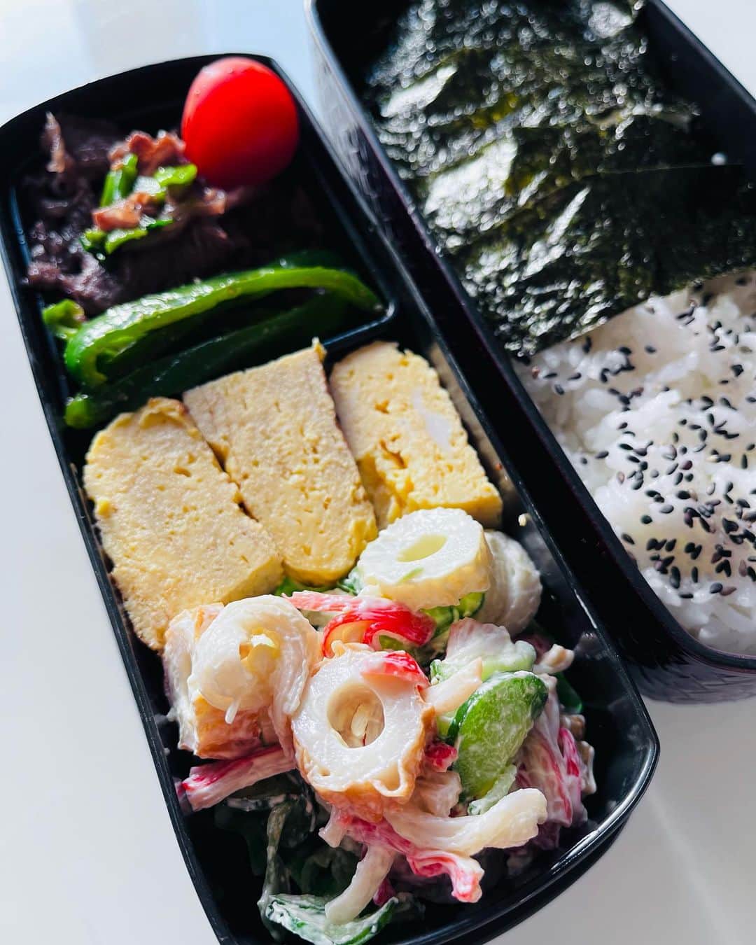 吉岡美穂のインスタグラム：「卒業式前に作った、次男の小学生最後の焼肉弁当🍱  焼肉と玉子焼きが大好物な次男、、^ ^ 苦手な食べ物もかなり少なくなったから最近はおかずのメニューを考えるのが楽になりました^ ^  六年間過ごした学校や、先生とはお別れだけど、先生方、お友達にも恵まれて皆さんのおかげで実りある小学校生活になり本当に周りの方々に感謝です。  新学期から中学生に、、、 これからの三年はあっという間に過ぎ去るのでしょうね！ 末っ子の中の末っ子気質な次男よ。 色々言いたいことはあるけど言い出すとキリがない、お小言は毎日言ってるけど人に迷惑をかけず元気で居てくれたらそれだけでいいわ。  気を引き締めて、3年間中学生を目一杯頑張ろう！ ママもサポート頑張ります。  #W卒業式 #小学生最後のお弁当 #焼肉弁当」