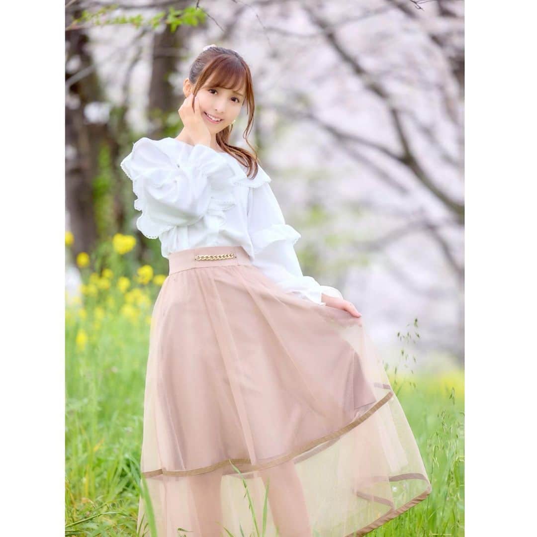 葵井えりかのインスタグラム：「春服🌸🌼  トップス @apres_jour  スカート @resexxy_official   #portrait #photo#instagood#facion#春服#桜#🌸#菜の花 #photo #girl#like#follow#写真好きな人と繋がりたい #model#被写体#followme  #apresjour #resexxy」