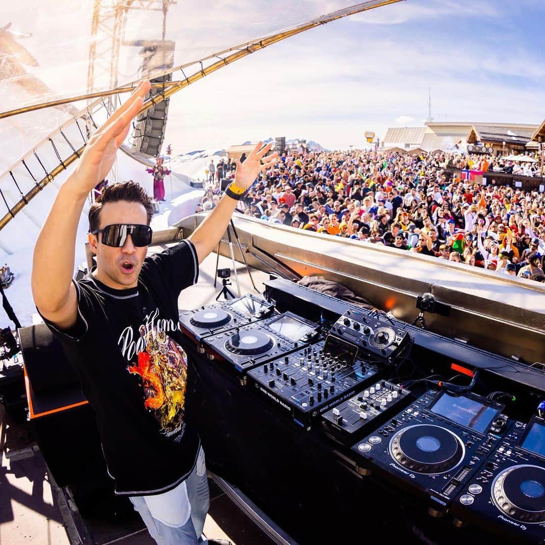 レイドバック・ルークのインスタグラム：「One of my favorite crowds ever! 🏂  Want to improve your DJ skills? My DJ and Producing courses with @digitaldjtips are $100 off for a limited time only! 🔥 Check out my link in bio to learn more 🔗」