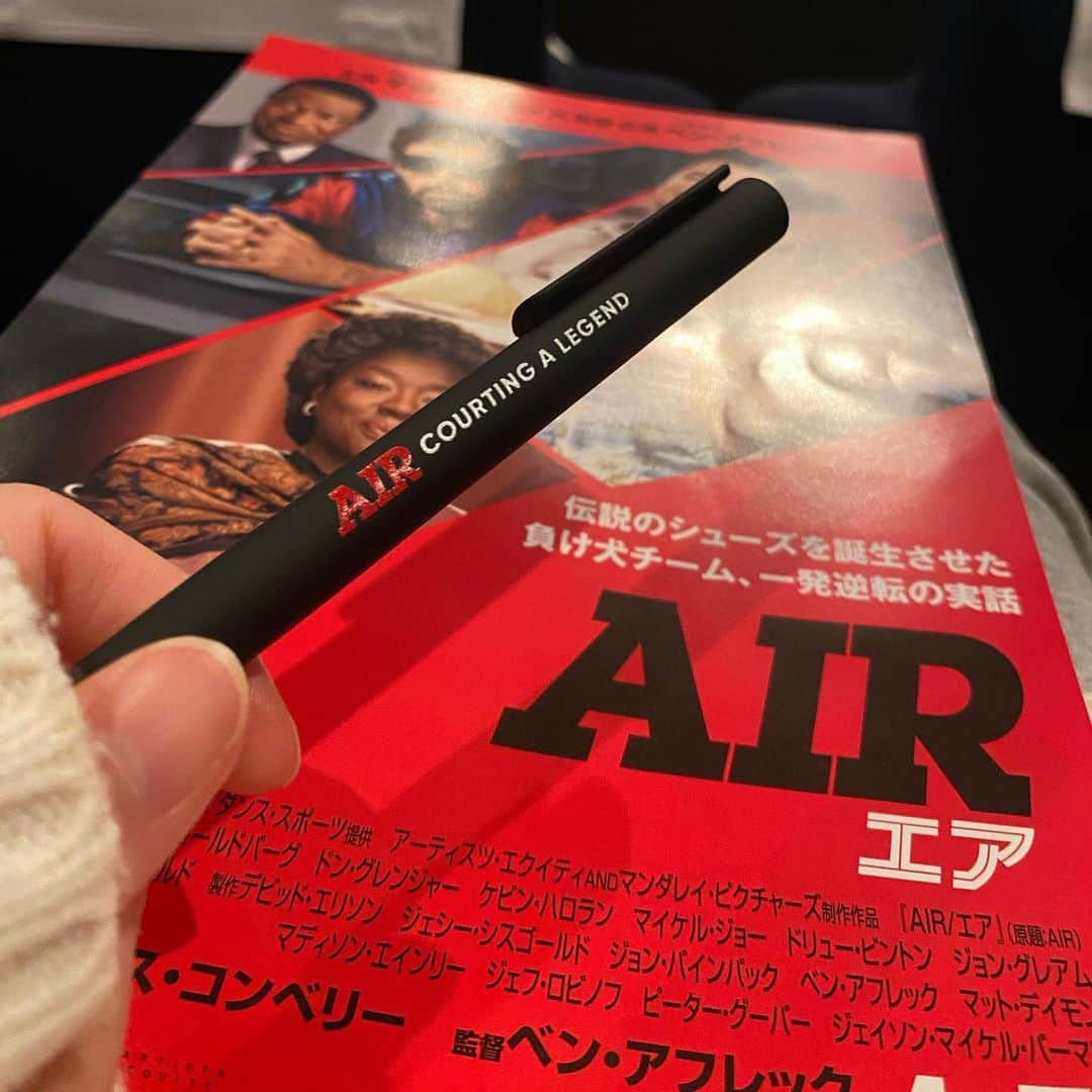 中崎絵梨奈さんのインスタグラム写真 - (中崎絵梨奈Instagram)「映画「AIR エア」試写会へ行ってきました...！！！  最高のビジネス映画！ 最高の家族愛！！ そしてマイケルジョーダンの偉大さを改めて感じた映画でした。  今では誰もが履いてる「ナイキ」。 誰もが耳にしたことのあるであろう「エアジョーダン」  全然当たり前じゃなかった。  マイケルジョーダンという存在を歴史に残し続けるために自分を賭けて戦った「ソニー・ヴァッカロ」という存在を人類は知るべきだ。  そしてソニーを支え、共に戦った仲間たちとの挑戦の物語がこうやって映画として残り続けることが嬉しい。  ナイキの歴史も知れて本当に面白かった...  なによりジョーダンの母親 デロリス・ジョーダンが素敵すぎた。 そんな母を愛するマイケルジョーダンもまた、素敵だった。  #AIR #AIRエア　#エア　#エアジョーダン　#マイケルジョーダン　#ジョーダン　#映画　#NBA #バッシュ　#スニーカー　#シューズ　#shoes #ナイキ　#NIKE  #Bリーグ  #Bリーグ観戦 #bleague #バスケ #バスケットボール #スポーツ観戦女子 #バスケ好きな人と繋がりたい #スポーツ観戦 #バスケ女子 #japan #basketball #スポーツ #sports」4月5日 22時49分 - chu_erina