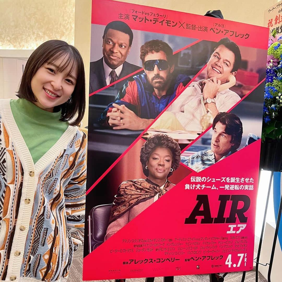 中崎絵梨奈さんのインスタグラム写真 - (中崎絵梨奈Instagram)「映画「AIR エア」試写会へ行ってきました...！！！  最高のビジネス映画！ 最高の家族愛！！ そしてマイケルジョーダンの偉大さを改めて感じた映画でした。  今では誰もが履いてる「ナイキ」。 誰もが耳にしたことのあるであろう「エアジョーダン」  全然当たり前じゃなかった。  マイケルジョーダンという存在を歴史に残し続けるために自分を賭けて戦った「ソニー・ヴァッカロ」という存在を人類は知るべきだ。  そしてソニーを支え、共に戦った仲間たちとの挑戦の物語がこうやって映画として残り続けることが嬉しい。  ナイキの歴史も知れて本当に面白かった...  なによりジョーダンの母親 デロリス・ジョーダンが素敵すぎた。 そんな母を愛するマイケルジョーダンもまた、素敵だった。  #AIR #AIRエア　#エア　#エアジョーダン　#マイケルジョーダン　#ジョーダン　#映画　#NBA #バッシュ　#スニーカー　#シューズ　#shoes #ナイキ　#NIKE  #Bリーグ  #Bリーグ観戦 #bleague #バスケ #バスケットボール #スポーツ観戦女子 #バスケ好きな人と繋がりたい #スポーツ観戦 #バスケ女子 #japan #basketball #スポーツ #sports」4月5日 22時49分 - chu_erina