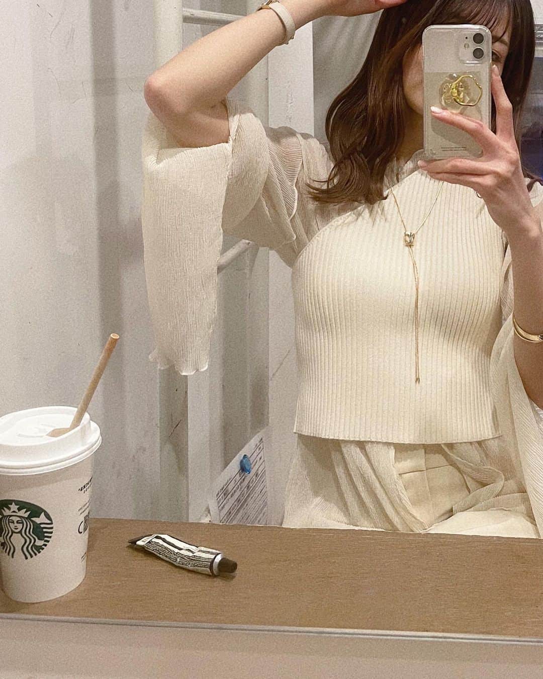 桃咲まゆのインスタグラム：「_ 〝先生っぽく〟を意識して きっちりとした昨日のお洋服 🫶🏻  ベスト脱いでも かわいすぎ！👆🏻♡」