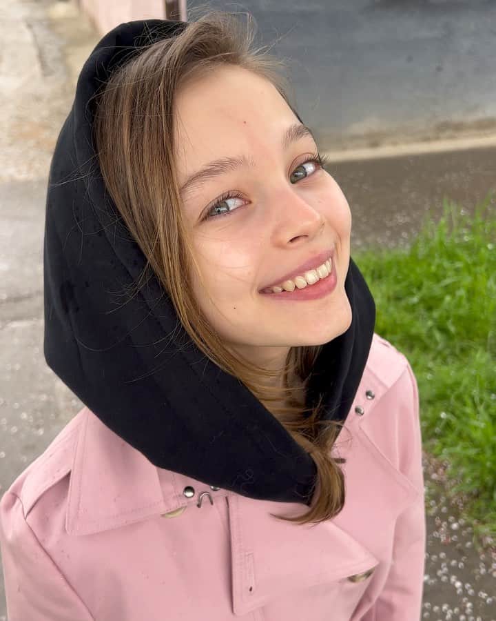 アンナ・ヴァワガのインスタグラム：「🌸🌧️」