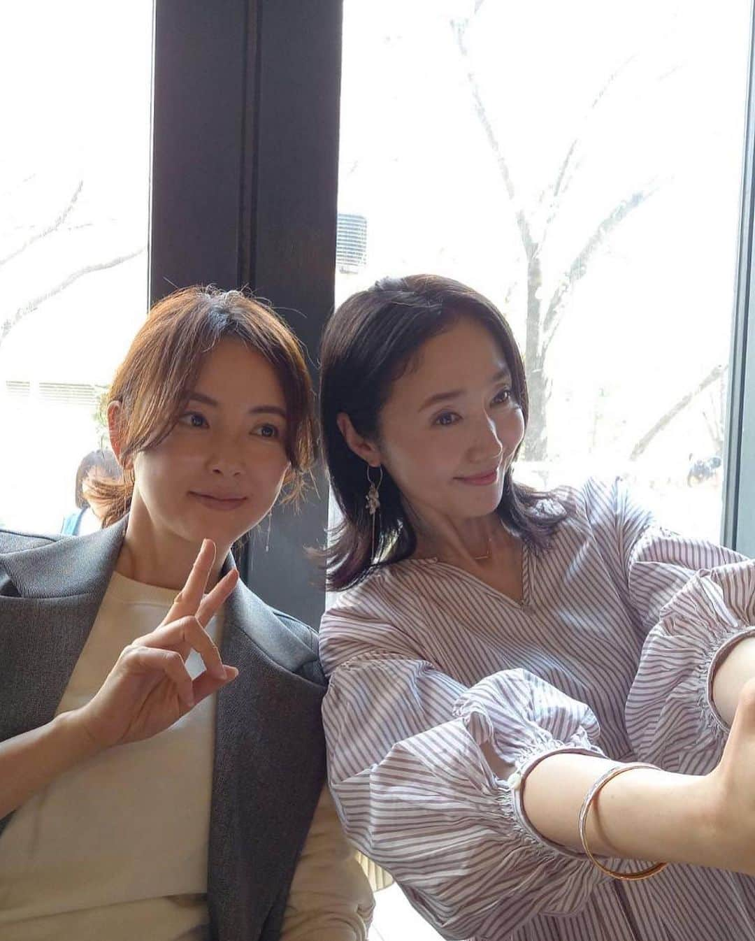 織香さんのインスタグラム写真 - (織香Instagram)「昔お着物👘の仕事でよく会ってた懐かしいメンバー💕💕  セレビスタの田村桂子ちゃん以外は 本当に久しぶり❣️😊😊😊  2枚目の有規衣ちゃんと一花ちゃん🌸 なんて美しい親子💕💕  ばんちゃんもレイカちゃんもミキちゃんも 全く変わらず可愛くてピュア✨ ほんとーに癒された👼  みんなストーリーズのあげ方がよく分からないって言うので、その場でUPしてみたら、きゃーきゃーと喜んでくれた🥰 （え！ストーリーズで⁈😆）  いつも教えてらってばかりの私が教えてあげられて嬉しかった🤣また会いたいな〜💕  #ありがとう #モデルズ #同窓会 #うそ #年代違う🤣 #models」4月5日 22時42分 - orikagram