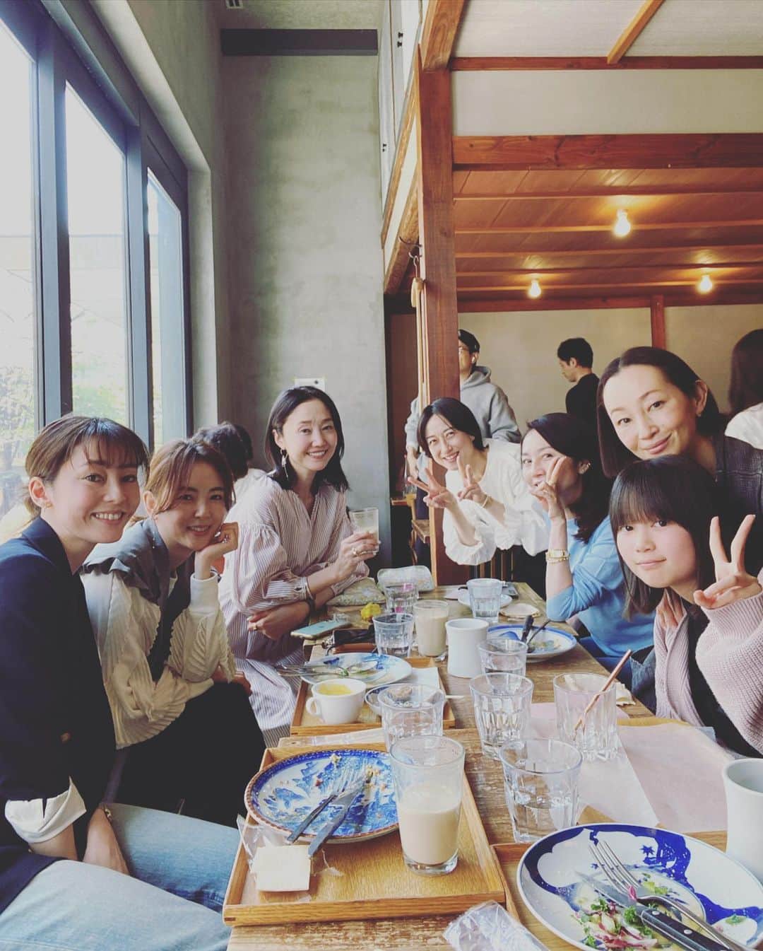 織香のインスタグラム：「昔お着物👘の仕事でよく会ってた懐かしいメンバー💕💕  セレビスタの田村桂子ちゃん以外は 本当に久しぶり❣️😊😊😊  2枚目の有規衣ちゃんと一花ちゃん🌸 なんて美しい親子💕💕  ばんちゃんもレイカちゃんもミキちゃんも 全く変わらず可愛くてピュア✨ ほんとーに癒された👼  みんなストーリーズのあげ方がよく分からないって言うので、その場でUPしてみたら、きゃーきゃーと喜んでくれた🥰 （え！ストーリーズで⁈😆）  いつも教えてらってばかりの私が教えてあげられて嬉しかった🤣また会いたいな〜💕  #ありがとう #モデルズ #同窓会 #うそ #年代違う🤣 #models」