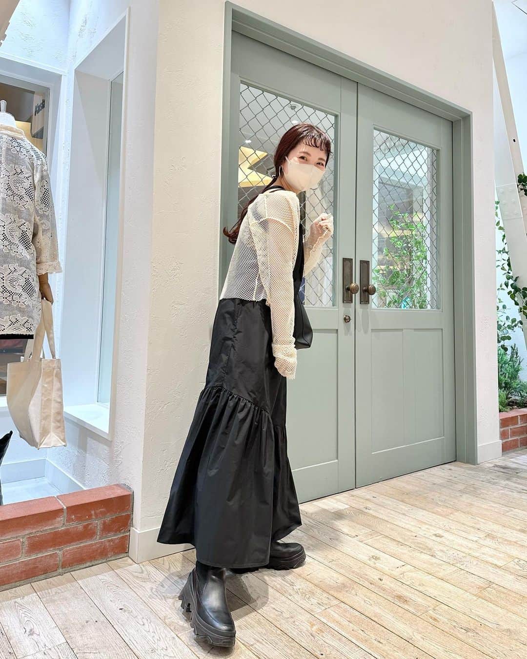 のインスタグラム：「今日の私服👗 お気に入りを詰め込んだらモノトーンになりました。 全部店頭に今ありますよ〜✨  明日からパルクロウィーク！ ¥1,000オフクーポン、ぜひ使ってくださいね☺️ PALCLOSETアプリのダウンロードと会員登録をよろしくお願いいたします🤝4/17まで！  ㅤㅤㅤㅤㅤㅤㅤㅤㅤㅤㅤㅤㅤ  #Kastane#Kastane舞浜#Kastane_ootd#骨格ウェーブ#イエベ春#コーディネート#今日のコーデ#コーデ#大人カジュアル#カジュアル#ロングヘア#オン眉#ぱっつん前髪#30代ファッション#30代コーデ#カスタネ#低身長#低身長コーデ#春#春コーデ#ワンピース#カーディガン#タンクトップ#ブーツ#モノトーン#モノトーンコーデ#sorel#パルクロウィーク」
