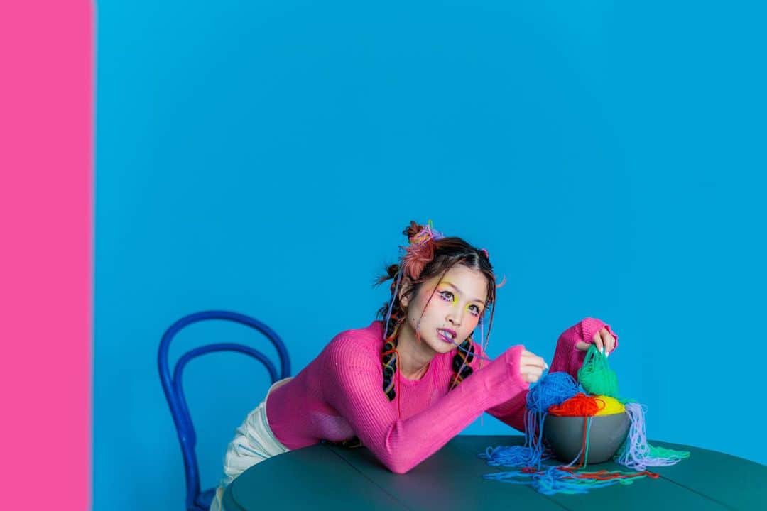 HARUKA MUTOのインスタグラム：「Hi Spring🌸🌱  New Photo Art Works🎨  model: @haruka_muto  Photographer: @ayacameratokyo  hairmake: @luna__nide   "𝑾𝒆𝒊𝒓𝒅 𝑩𝒖𝒏𝒏𝒚 𝑴𝒐𝒎𝒎𝒚" から1年と少し。  新たなワクワクを届けるPhoto Art🎨  Pop, Colorful, Unique!!!🌈  We hope you enjoy it💙💗💚💛  今回もなかなか面白い作品が盛り沢山。 表現の自由を思い切り楽しんだ感じ。 アイデア出し合い、一つのものを作り上げるのは 写真でもダンスでも、何でもワクワクするっ。  続々とアップしていきます✨ 　 #photoart #photography #popart #photo #photooftheday #colorful #ootd #photowork #makeup #hairstyle #hairmake  #作品撮り #ポップアート」