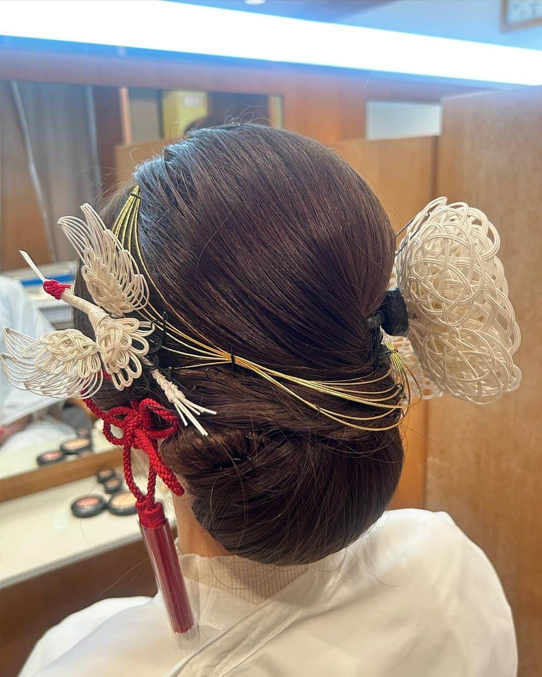 今村仁美さんのインスタグラム写真 - (今村仁美Instagram)「《スワイプしてね💖》 結婚式での髪飾り💒💐‪‪❤︎‬  私の故郷、#四国中央市 の伝統工芸品である #水引 で出来た髪飾りを身につけました✨ こちらは、伝統工芸士の叔母がこの日の為に作ってくれました🥹✨ 世界に一つしかない私だけの髪飾り🥹 見る人が皆、圧倒する芸術品です✨  水引には、 【縁結び】という意味があります。 私の大切な家族や、友達、これを見た方に素敵な縁が訪れますように🍀*゜  そして、私のわがままに沢山答えてくれたヘアメイク担当の西牧ちゃん✨本当にありがとう☺️💖  #結婚式#結婚式コーデ #結婚式ヘアアレンジ #花嫁ヘア #花嫁ヘアスタイル #花嫁記録#白無垢ヘア #色打掛ヘア ##wedding #weddingdress #白無垢洋髪 #白無垢髪飾り #色打掛洋髪 #色打掛髪飾り #ヘアアレンジ#水引きアレンジ #水引アクセサリー #水引細工 #水引きアクセサリー #結婚式ヘア #花嫁髪型 #東京大神宮 #和装　#着物 #hairstyles  #hair」4月5日 22時46分 - imamura_hi