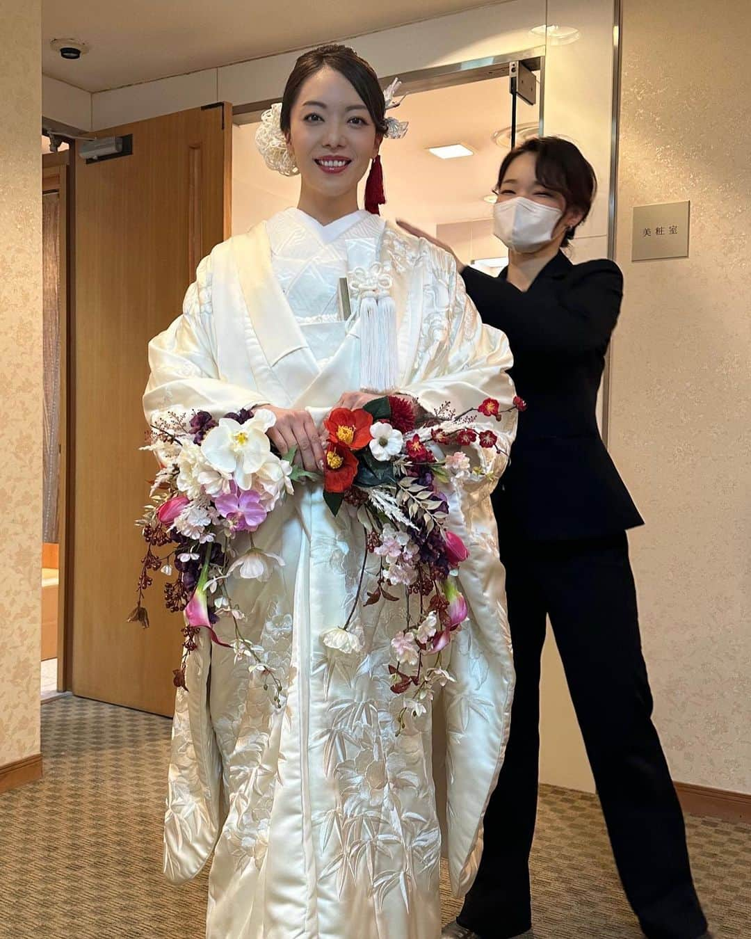 今村仁美さんのインスタグラム写真 - (今村仁美Instagram)「《スワイプしてね💖》 結婚式での髪飾り💒💐‪‪❤︎‬  私の故郷、#四国中央市 の伝統工芸品である #水引 で出来た髪飾りを身につけました✨ こちらは、伝統工芸士の叔母がこの日の為に作ってくれました🥹✨ 世界に一つしかない私だけの髪飾り🥹 見る人が皆、圧倒する芸術品です✨  水引には、 【縁結び】という意味があります。 私の大切な家族や、友達、これを見た方に素敵な縁が訪れますように🍀*゜  そして、私のわがままに沢山答えてくれたヘアメイク担当の西牧ちゃん✨本当にありがとう☺️💖  #結婚式#結婚式コーデ #結婚式ヘアアレンジ #花嫁ヘア #花嫁ヘアスタイル #花嫁記録#白無垢ヘア #色打掛ヘア ##wedding #weddingdress #白無垢洋髪 #白無垢髪飾り #色打掛洋髪 #色打掛髪飾り #ヘアアレンジ#水引きアレンジ #水引アクセサリー #水引細工 #水引きアクセサリー #結婚式ヘア #花嫁髪型 #東京大神宮 #和装　#着物 #hairstyles  #hair」4月5日 22時46分 - imamura_hi