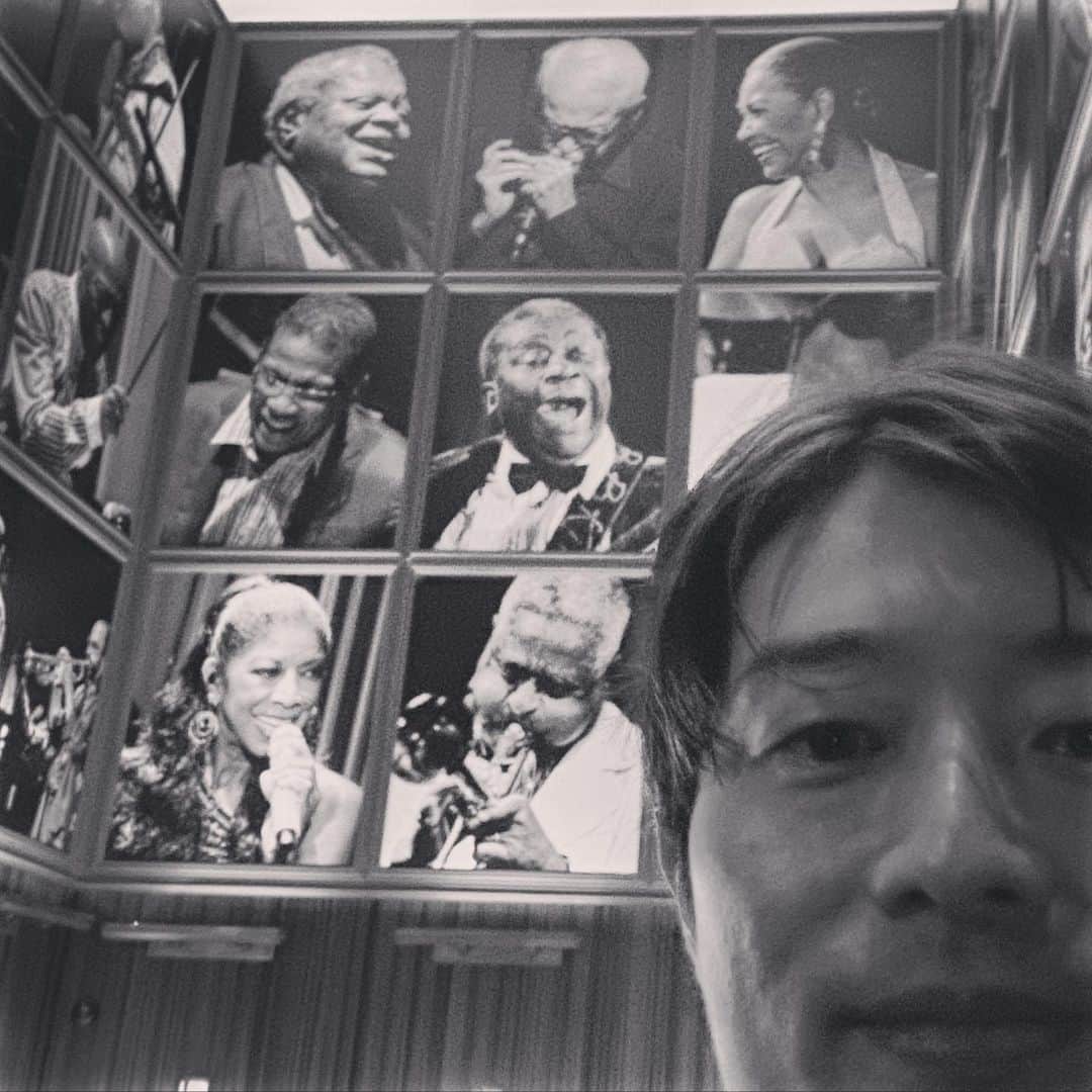 コアラ小嵐のインスタグラム：「B.B.Kikgと♪  ブルースが好きで。バディガイはギリ生で見た。そのライブは友達のぶんとチケット2枚とって会場いったらチケット家に忘れてて、でも財布に金なくて（銀行にも金なくて）友達に全額奢ってもらって当日で入ったなぁ…昔からほんまそういうのダメで…それもまたブルージーかなって笑って済ませてます。  #都合の良い解釈」