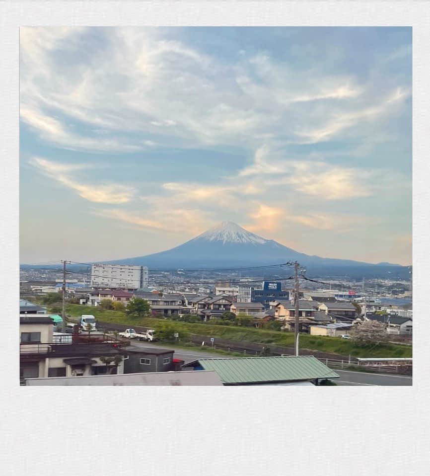 かせきさいだぁさんのインスタグラム写真 - (かせきさいだぁInstagram)「帰りの新幹線からの富士🗻」4月5日 22時47分 - kasekicider